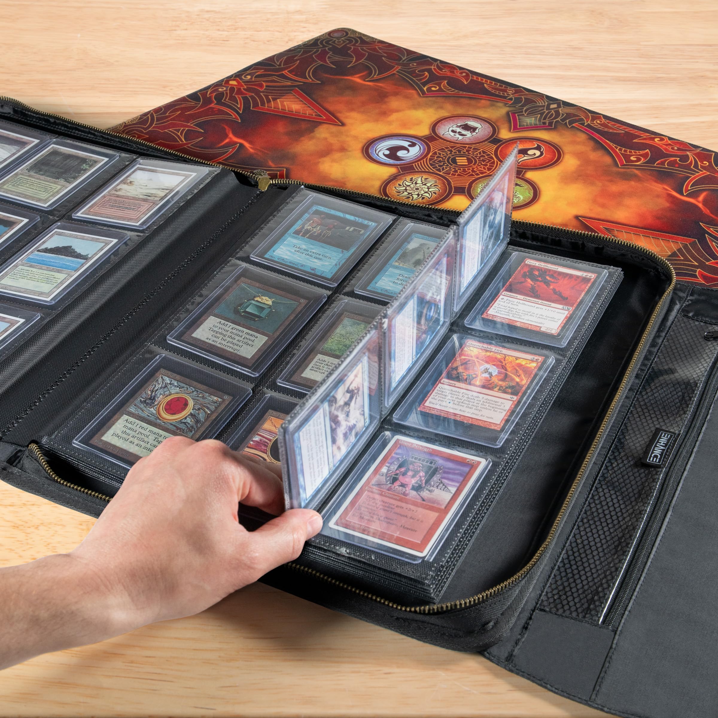 ENHANCE Carpeta Estándar de Carga Superior - Álbum Cartas Coleccionables con Capacidad 252 Cartas en Fundas Protectoras, Distribuidas en 9 Páginas con Bolsillos - Exterior Protector Primera Calidad