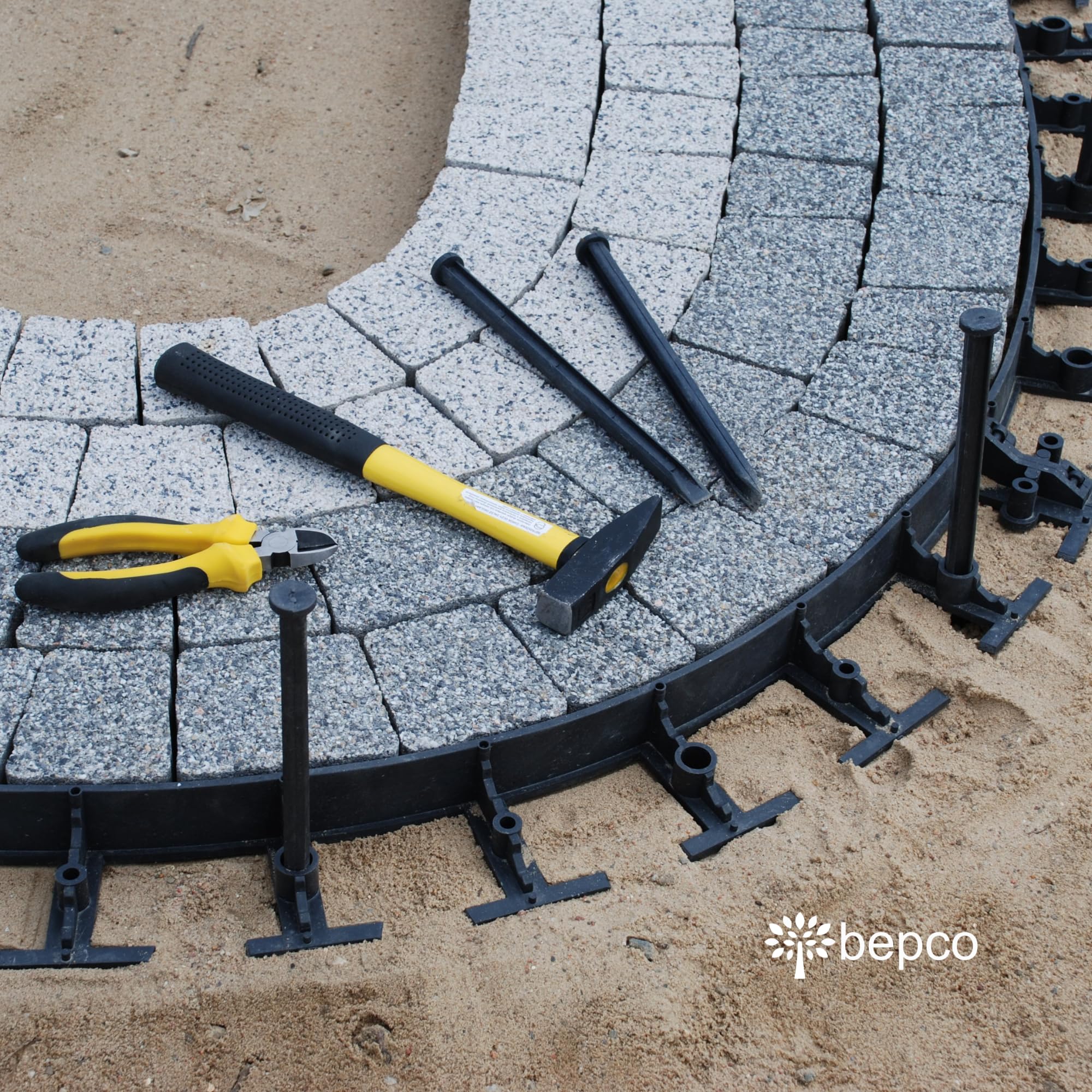 bepco Rasenkante - Pflasterkante 10er Set (LxH: 100 x 4,5 cm) - Flexible & Robustes Gartenabgrenzung für Rasen, Beet und Pflaster aus recyceltem Kunststoff, mit 30x Stahl-Erdanker (verzinkt)