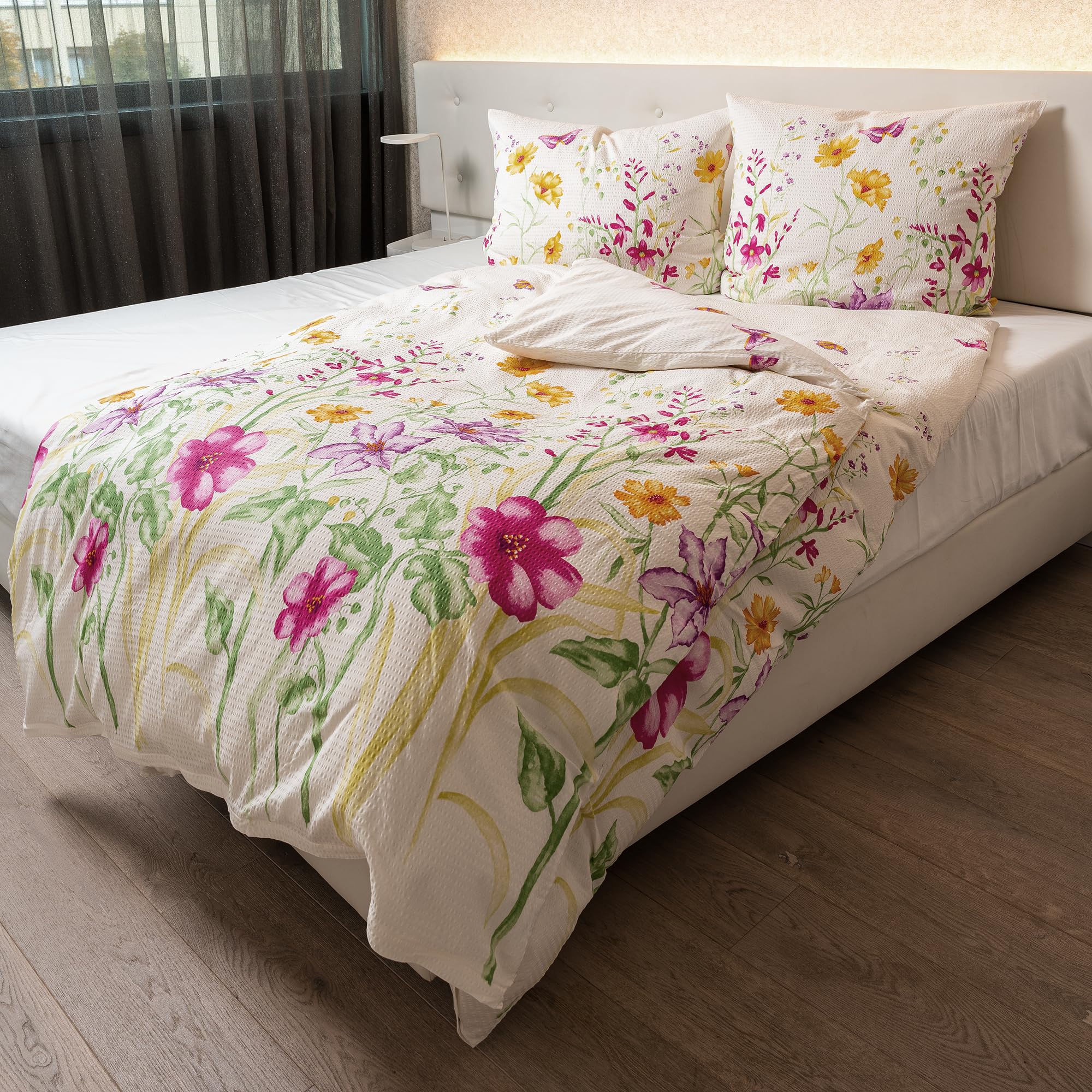 Traumschlaf Seersucker Bettwäsche Blumenwiese - luftige Sommerbettwäsche aus Baumwolle mit farbenfrohem Blumenmuster - 135x200 cm + 80x80 cm