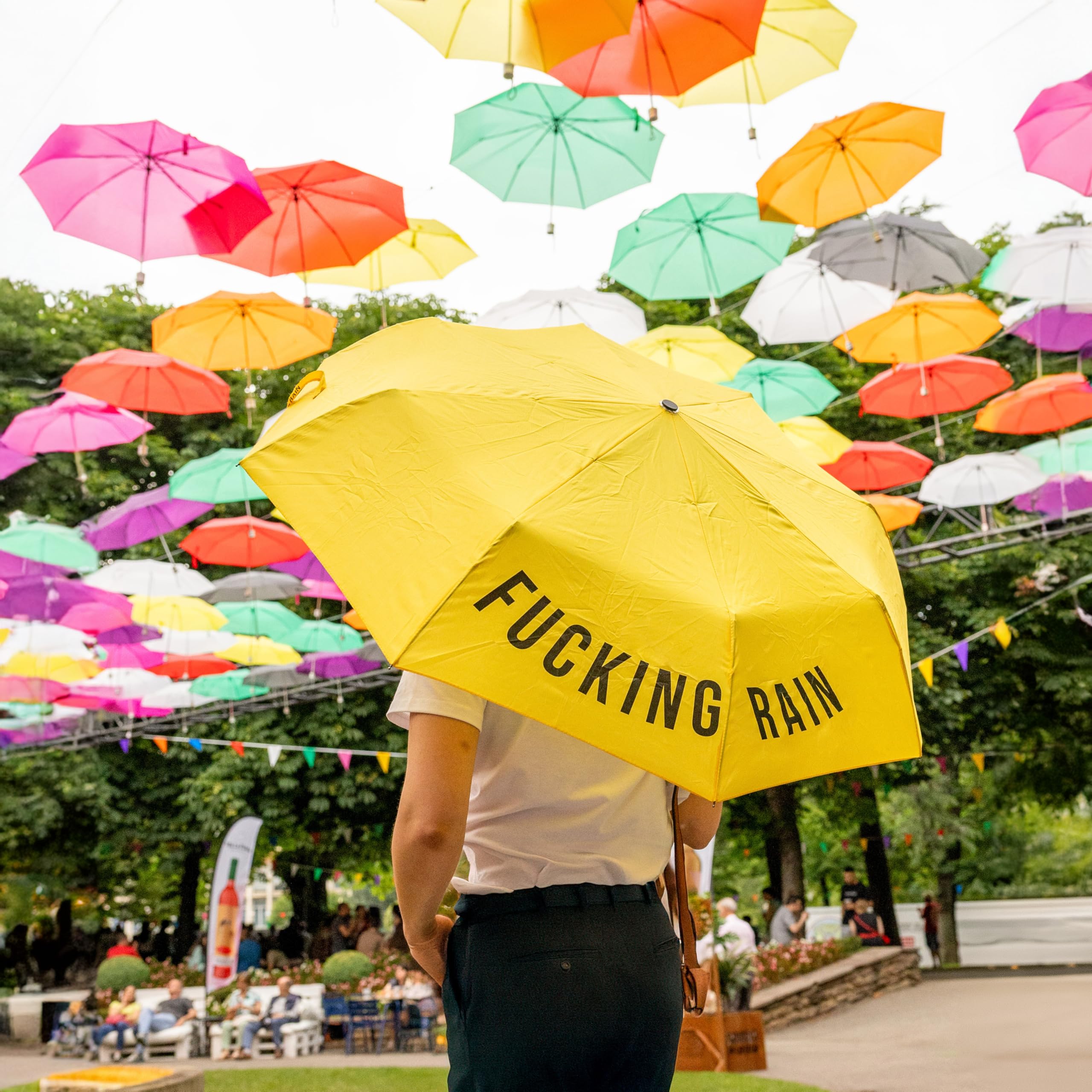 Fisura - Oryginalny składany parasol „f*cking rain”. Mini parasolka żółto-czarna. Mała parasolka damska. Automatyczny składany parasol. Parasol podróżny.