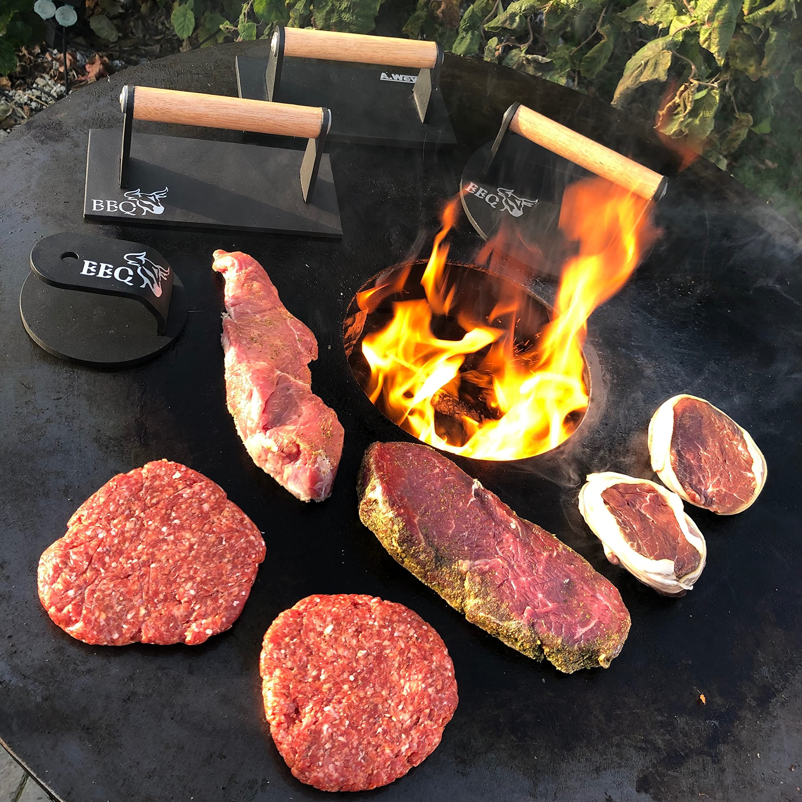 Feuerplatte für Kugelgrill Handgriffe 80 cm, 5 mm Stärke #02 – INKL. Grilleinsatz, Grillplatte für Feuertonne & Feuerschale, Massive Stahlplatte Plancha Grillring für BBQ & Teppanyaki