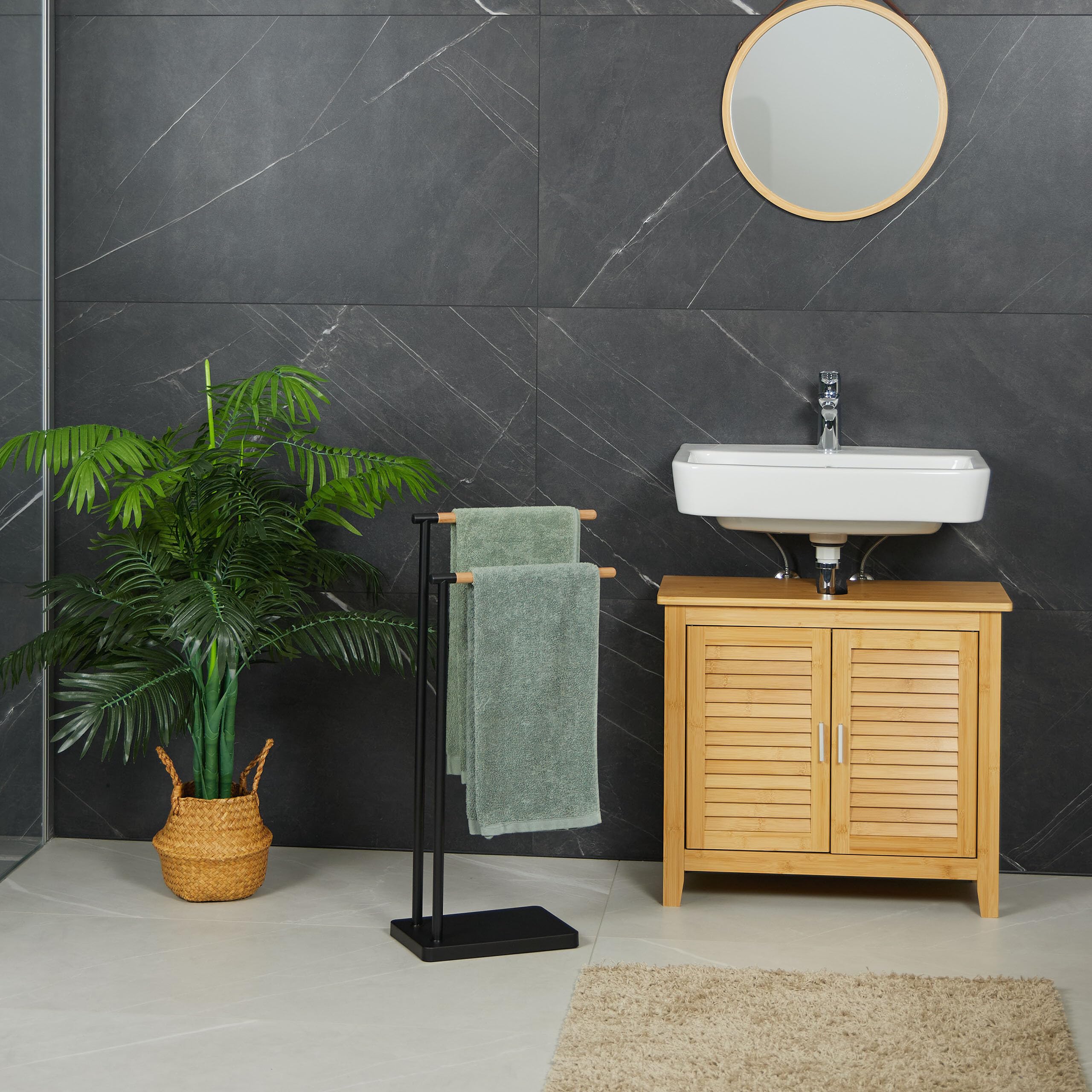 Relaxdays Toallero de Pie, Porta Toallas Baño, Soporte con 2 Brazos, Acero Inoxidable, Bambú, Montaje Sin Taladro, Negro