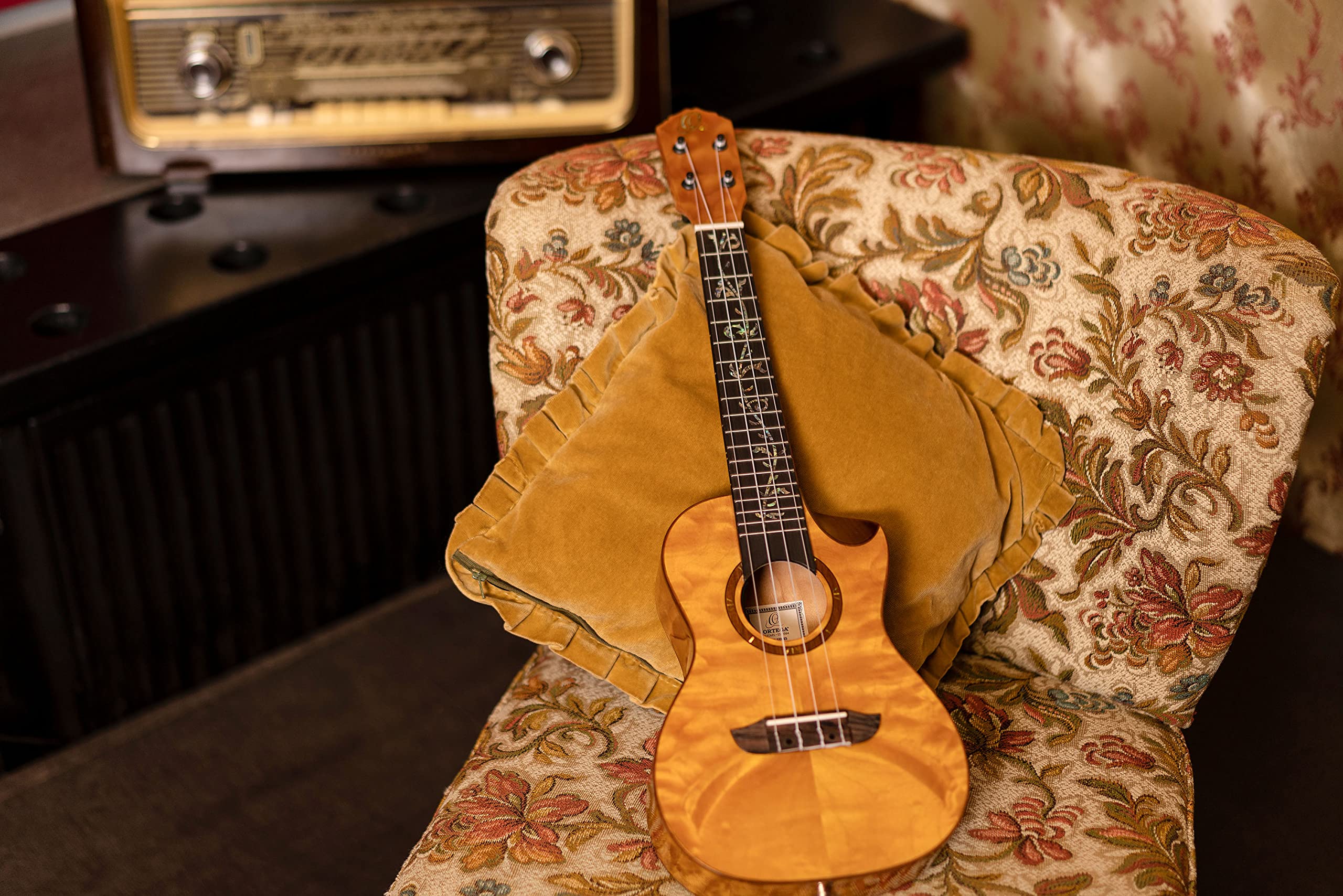 Ortega Guitars Ukeleles de Concierto electroacústicas - Serie Elite - incluye Gig Bag - Arce acolchado macizo (RUET-QMA)