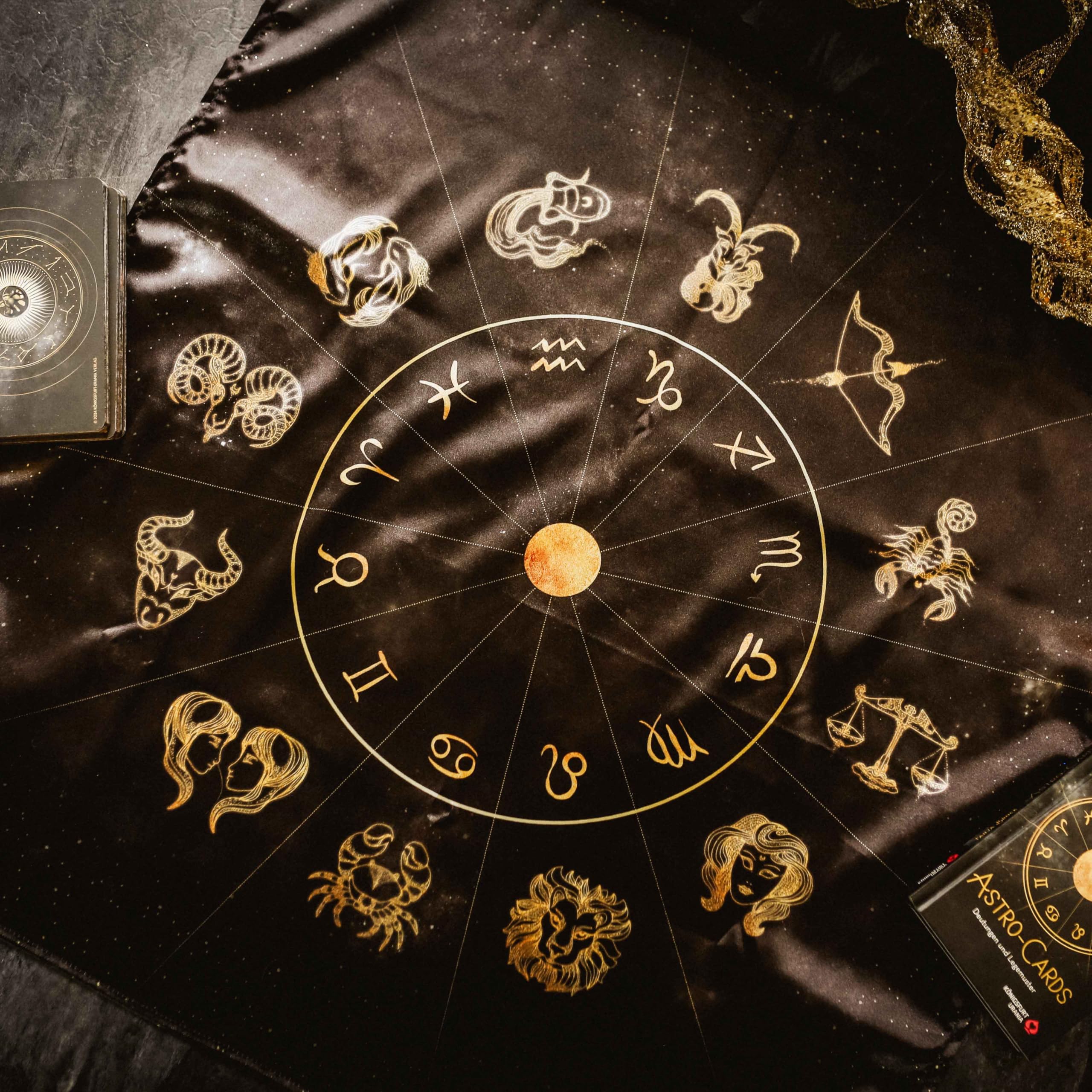 Astro-Cards - Luxury Edition: großformatige Box mit Goldprägung, 43 Karten mit Goldprägung und Goldschnitt, Samtbeutel mit Zugband, ein Legetuch und mit Workbook: Samtbeutel, Legetuch, Workbook,