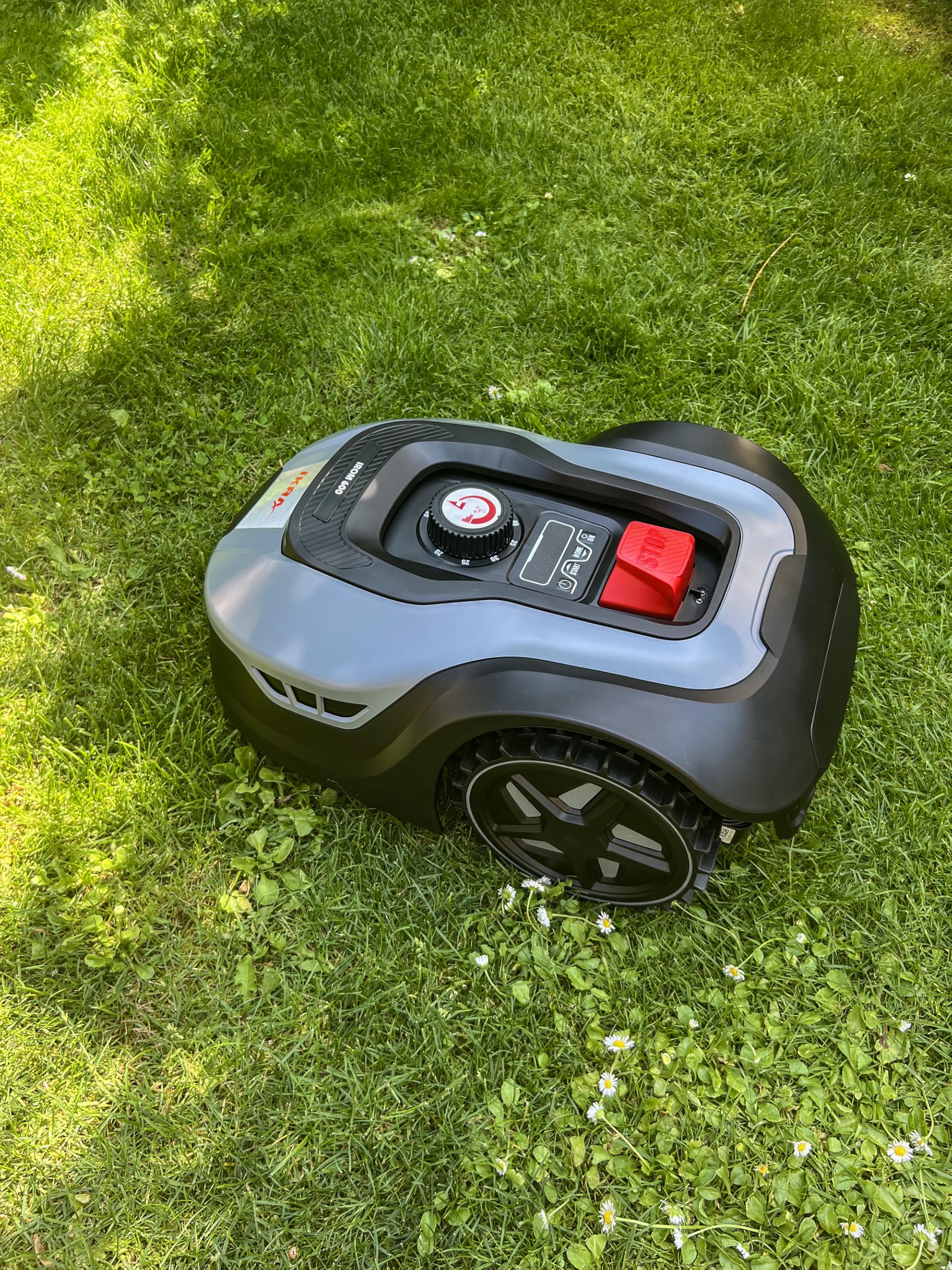 IKRA Robot cortacésped iROM 600 para céspedes de hasta 600 m², WiFi o Bluetooth, Control por App, multizona, Incl. estación de Carga & Sensor de Lluvia, 6 Cuchillas de Repuesto