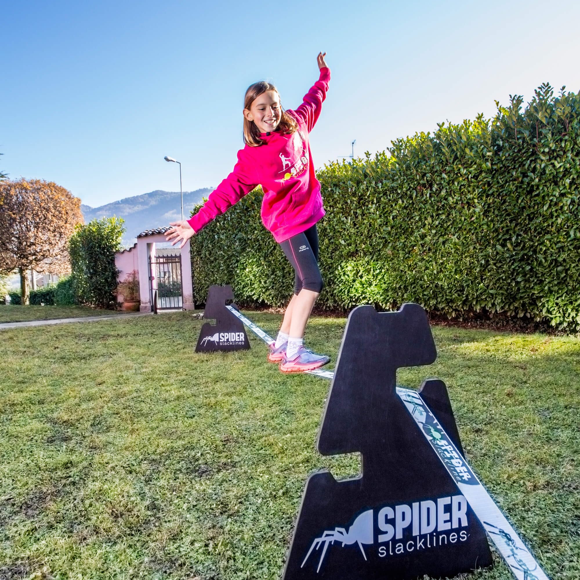 Kit d'extérieur personnalisé Slackline pour débutants - pour Utilisation sans Arbres - Comprend : 1 Ligne, 2 tréteaux, 2 plaques, 4 Clous et Manuel - Kit de 20 mètres