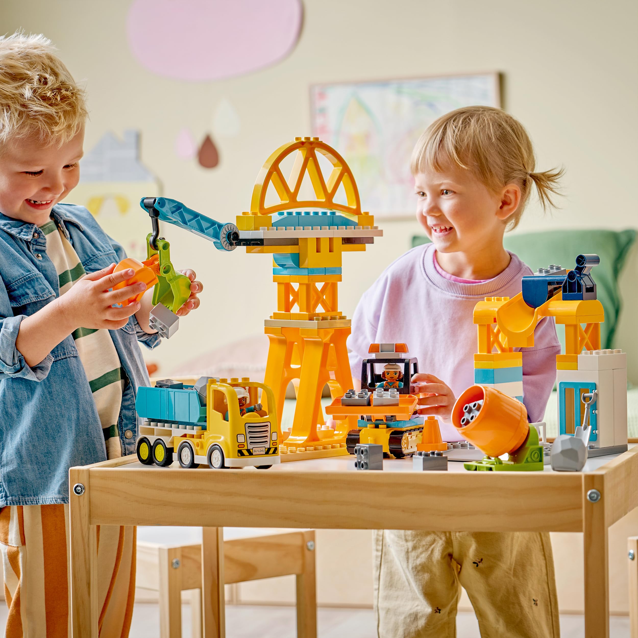 LEGO Duplo Obra y Vehículos de Construcción “3 en 1” - Juego Educativo para la Motricidad Fina - Camiones, Grúas, Excavadoras y Hormigoneras de Juguete - Regalo para Niños y Niñas de 3+ Años - 10476