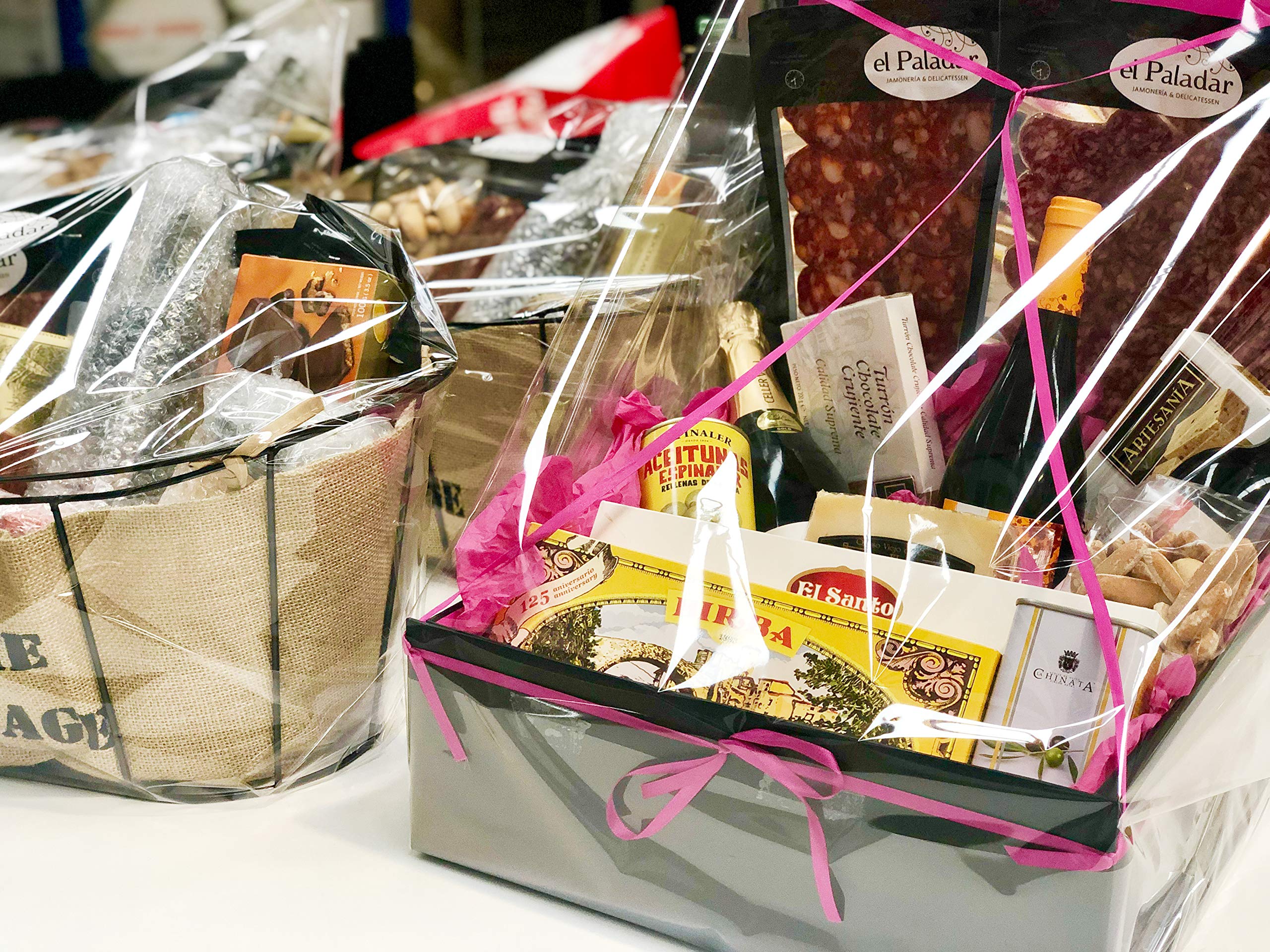 PACK GOURMET REGALO / Jamón, Vino Tinto, Aceite Oliva Virgen, Espárragos, Chorizo, Salchichón, Queso Oveja, Atún Bonito Ortiz, Bizcochos, Pastissets, Chocolate y Bombones