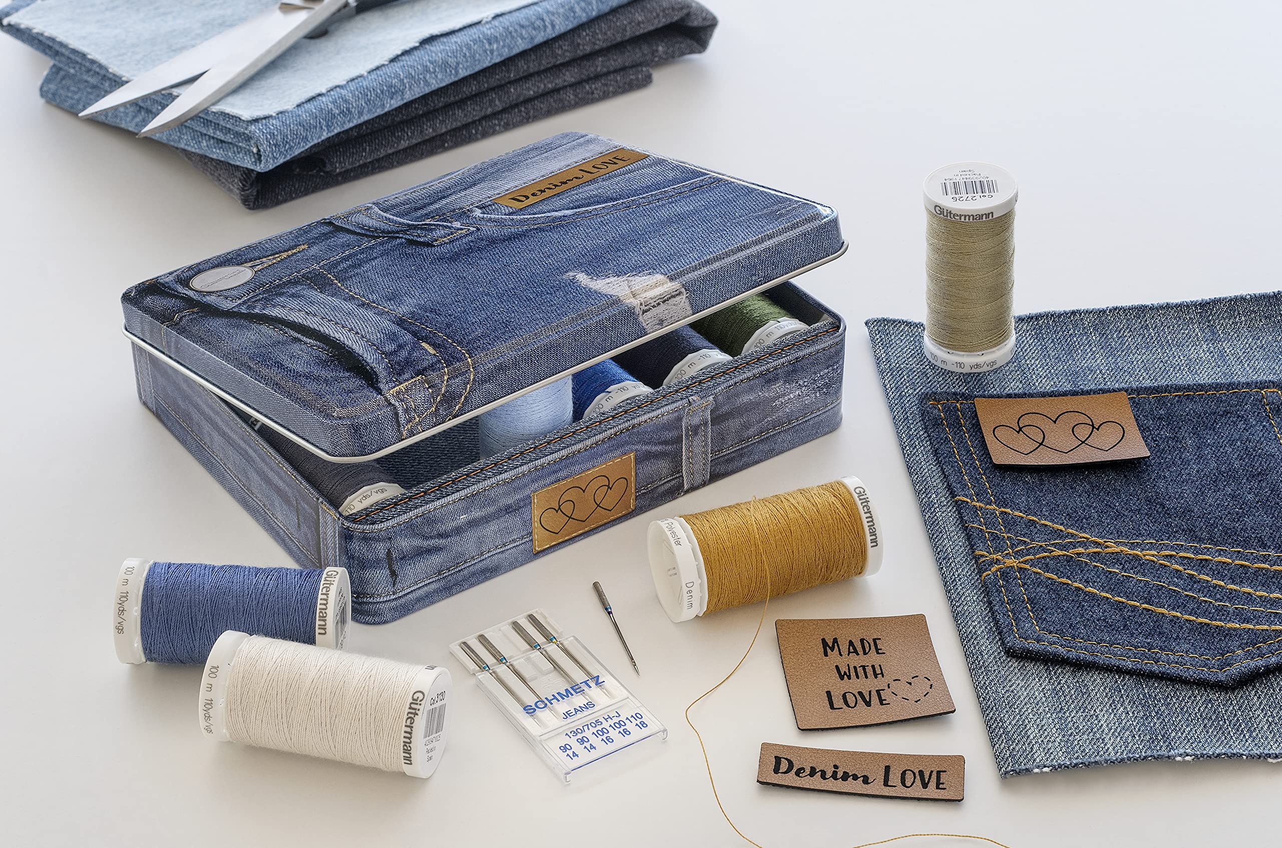 Gutermann creativ Denim Box con 12 bobinas de hilo para vaqueros profesional Denim 100 m, 5 agujas para máquinas de coser vaqueros de Schmetz y 3 etiquetas de cuero sintético, multicolour, 799782