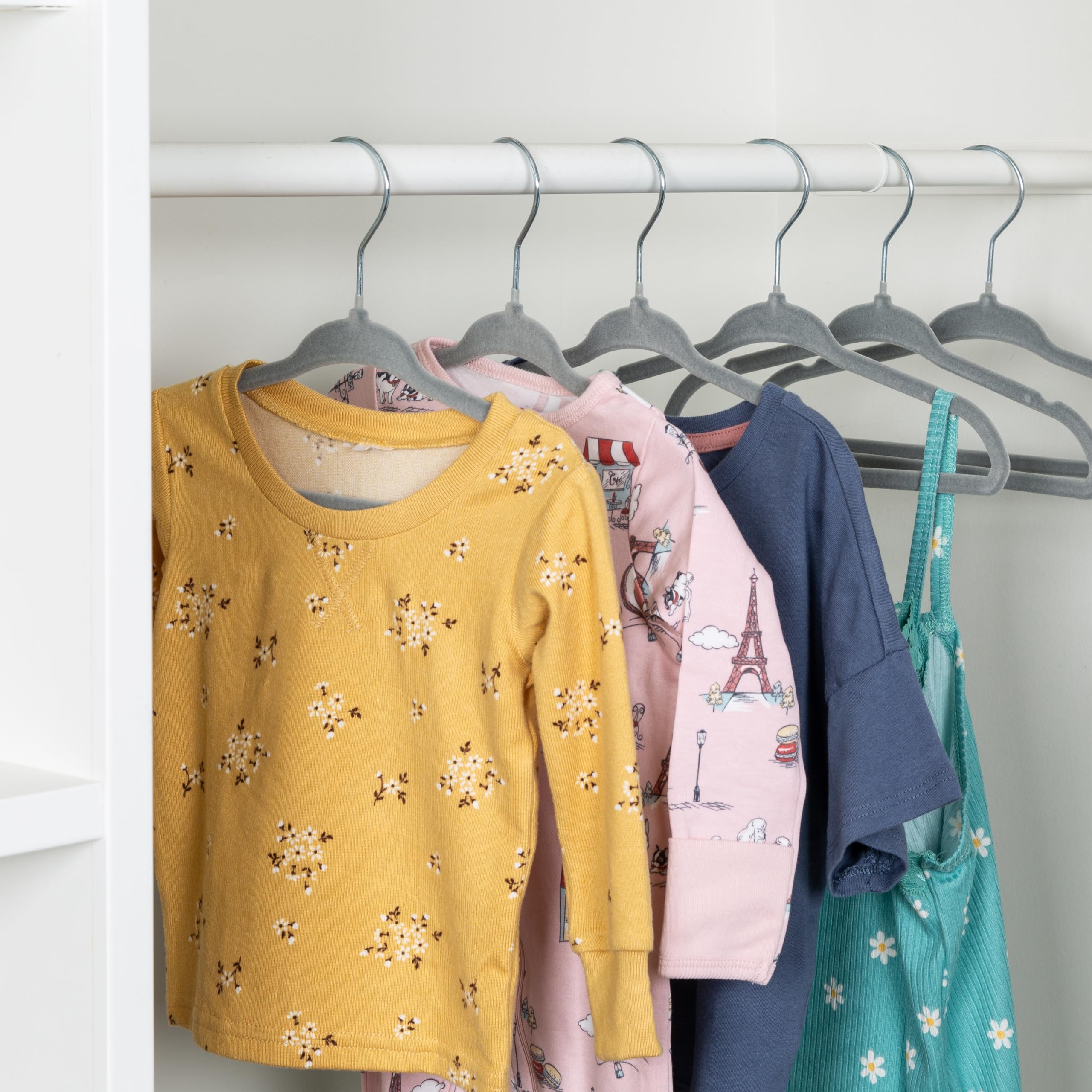 Cintres en velours bébé gris parfaits pour organiser la chambre de votre nouveau-né