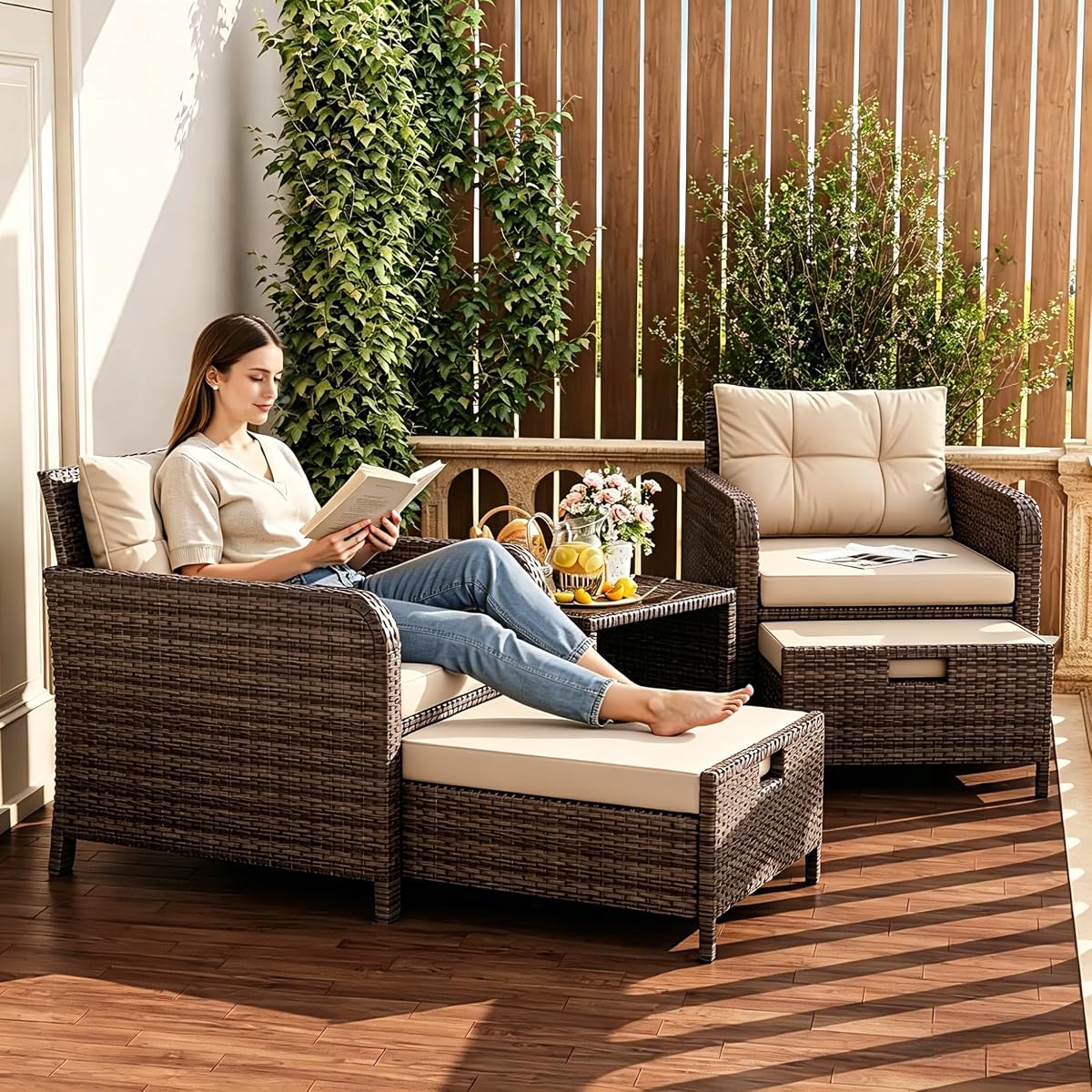 Juego de muebles de patio de 5 piezas, muebles de exterior de mimbre de PE con cojines suaves y mesa de centro, sillones de exterior con otomana para porche, césped, balcón, caqui-beige