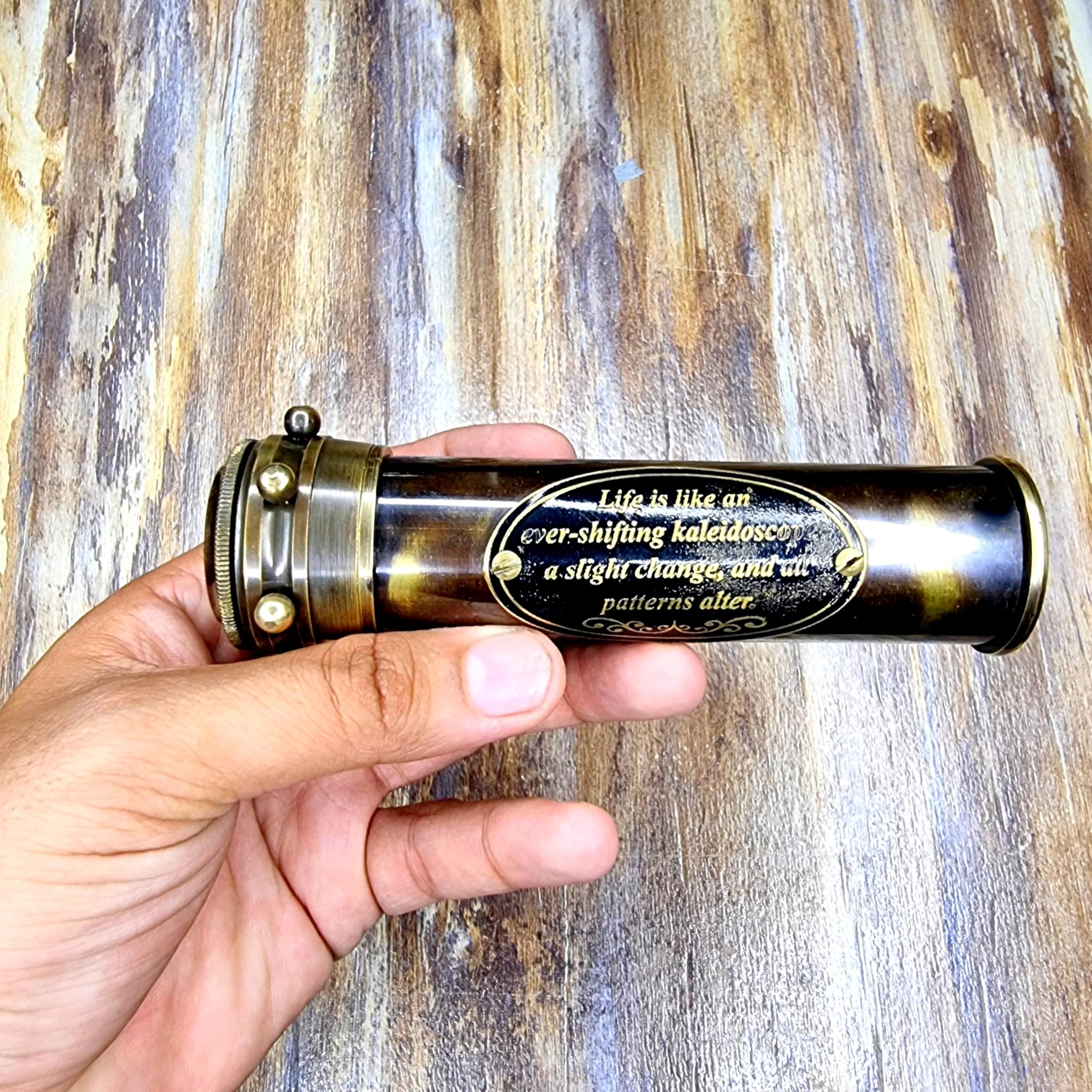 Caledoscopio antiguo hecho a mano con pátina vintage con lente de espejo que crea un increíble diseño vibrante, una obra maestra clásica del arte óptico