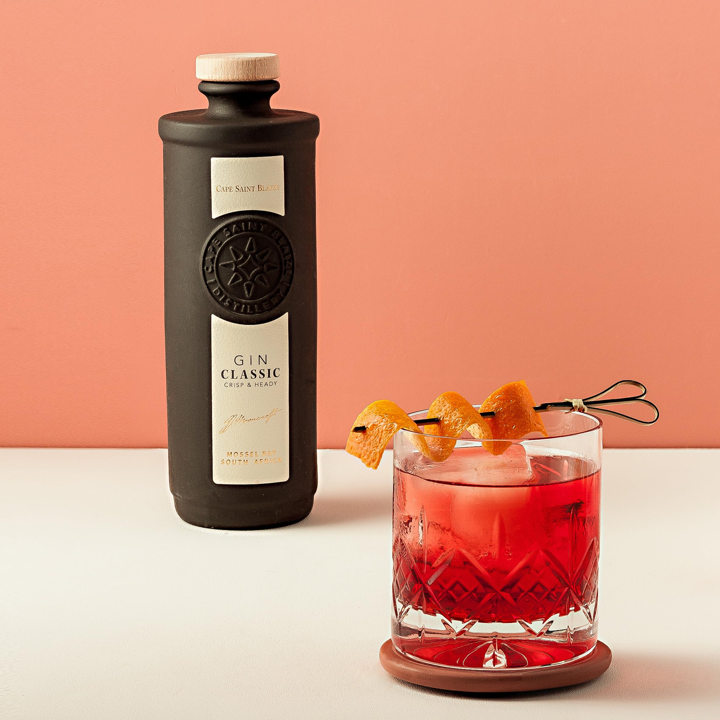 Cape Saint Blaize - Classic Gin | Holunderblüte, Wacholder, Rosmarin | London Dry Gin aus Südarika | Einzigartige Porzellanflasche | 700 ml