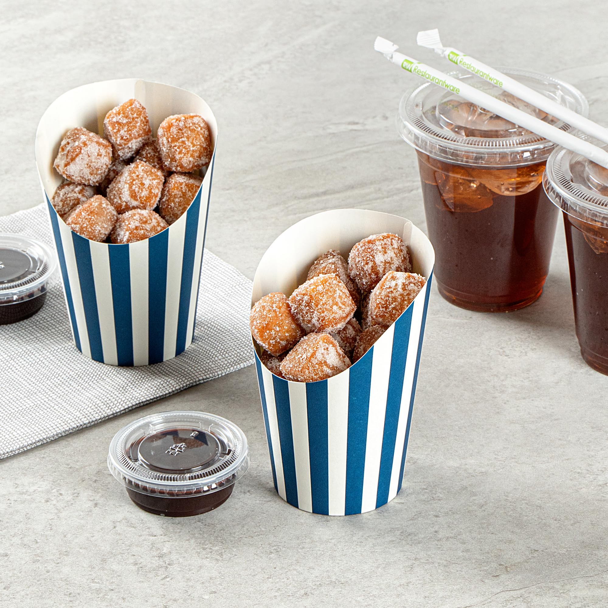 Restaurantware Bio Tek - Recipientes de papas fritas de 12 onzas, 100 tazas desechables para embutidos, diseño inclinado, redondos, vasos de papel a rayas, apilables, para gofres, patatas fritas o