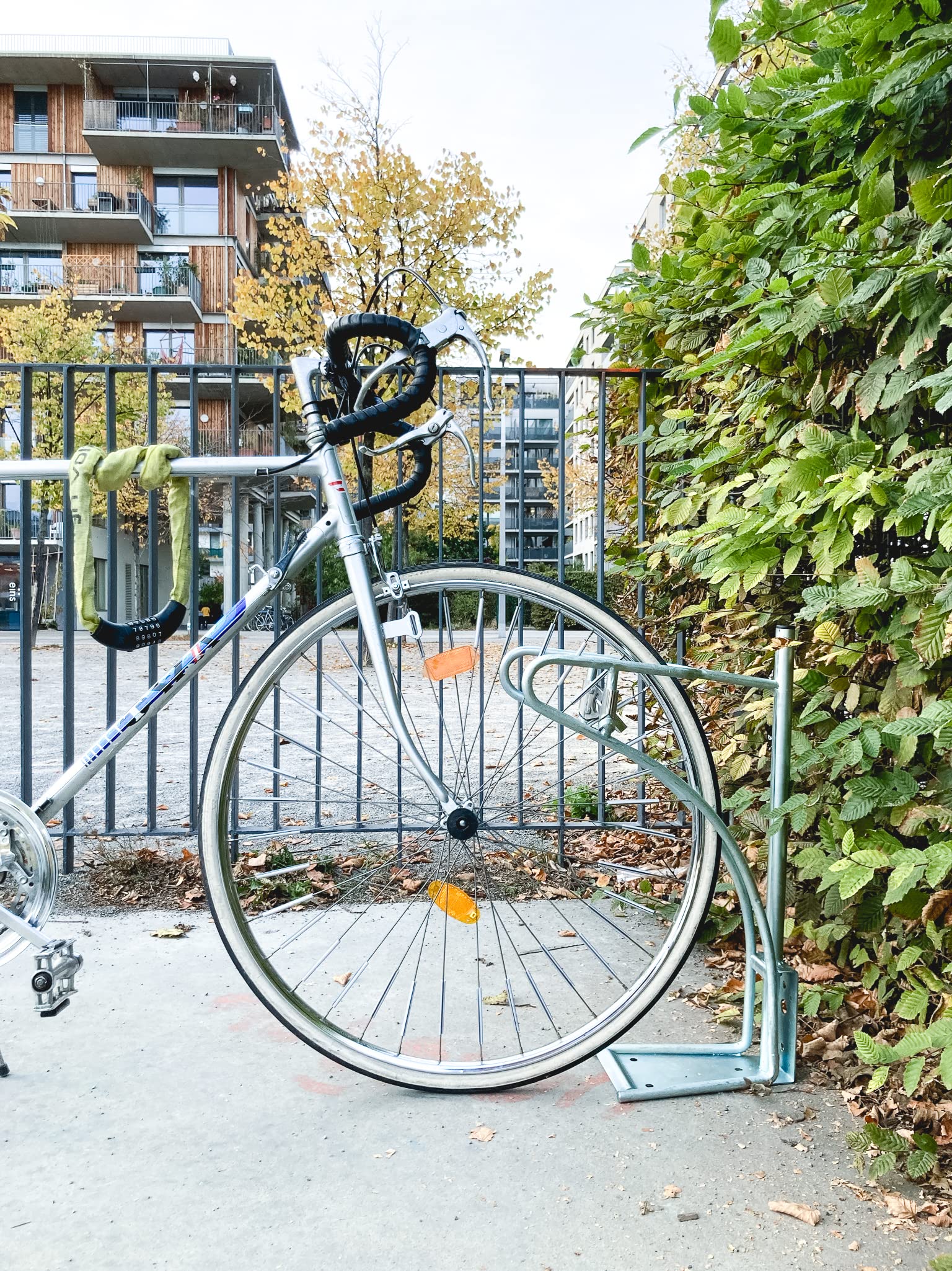Cledo - Patinete y soporte para bicicletas. Un aparcamiento para todos. El primer elemento de estacionamiento donde se pueden aparcar patinetes, e-Scooter y bicicletas por igual