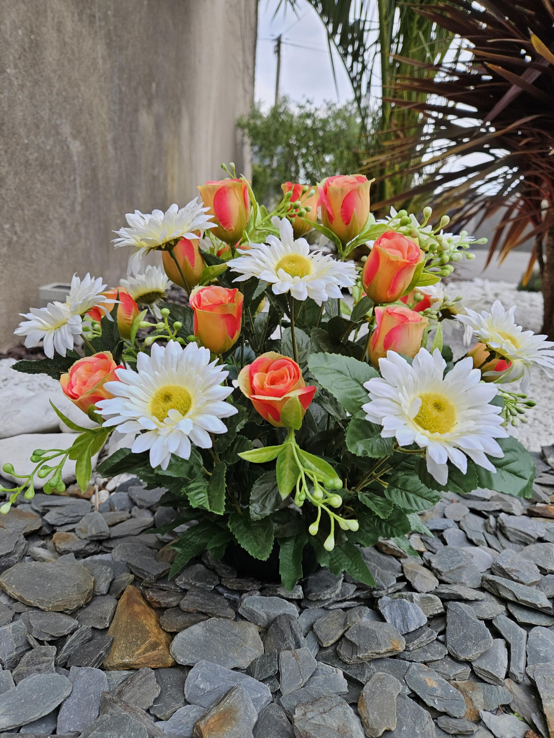 Composition De Fleurs Artificielles Lesté Ciment pour Une Parfaite Tenue à L' Extérieur. Réalisé par Nos Soins, Les Fleurs sont Aussi de Très Bonne Qualité.