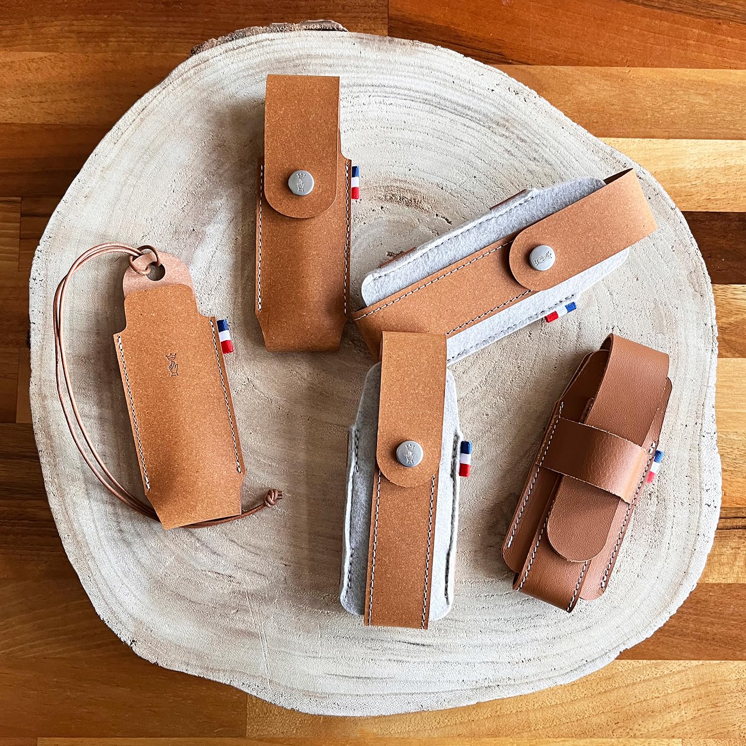 Opinel Custodia per esterni L in pelle riciclata e feltro R-PET – Marrone – Borsa per coltelli sostenibile per Opinel N°09, N°10, coltello a fungo N°08 e N°10 con cavatappi e apribottiglie