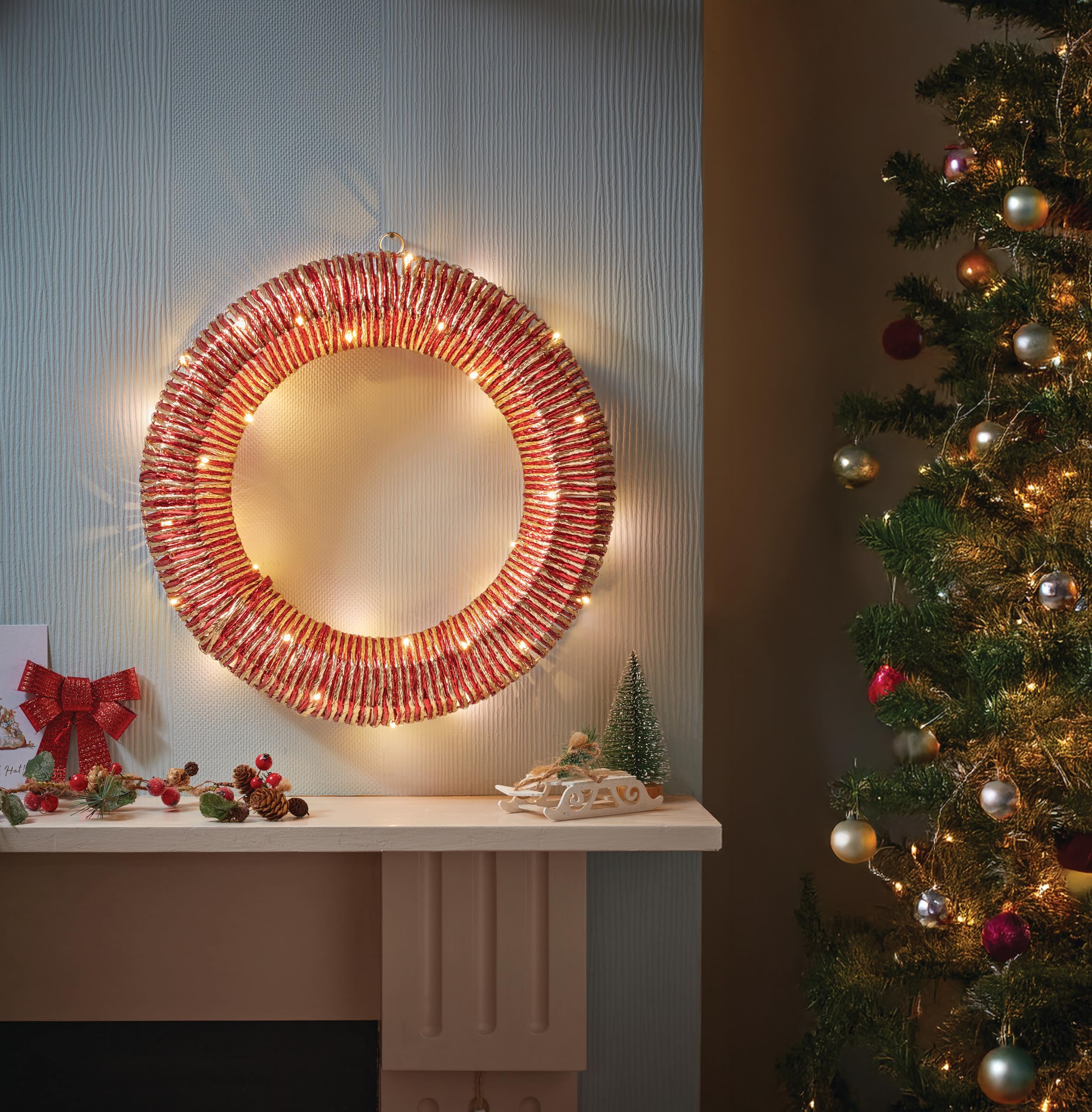 Smart Garden LED-Weihnachtskranz mit rotem und goldfarbenem Zopf, 40 cm, batteriebetrieben, warmweißes Licht mit Auto-Timer