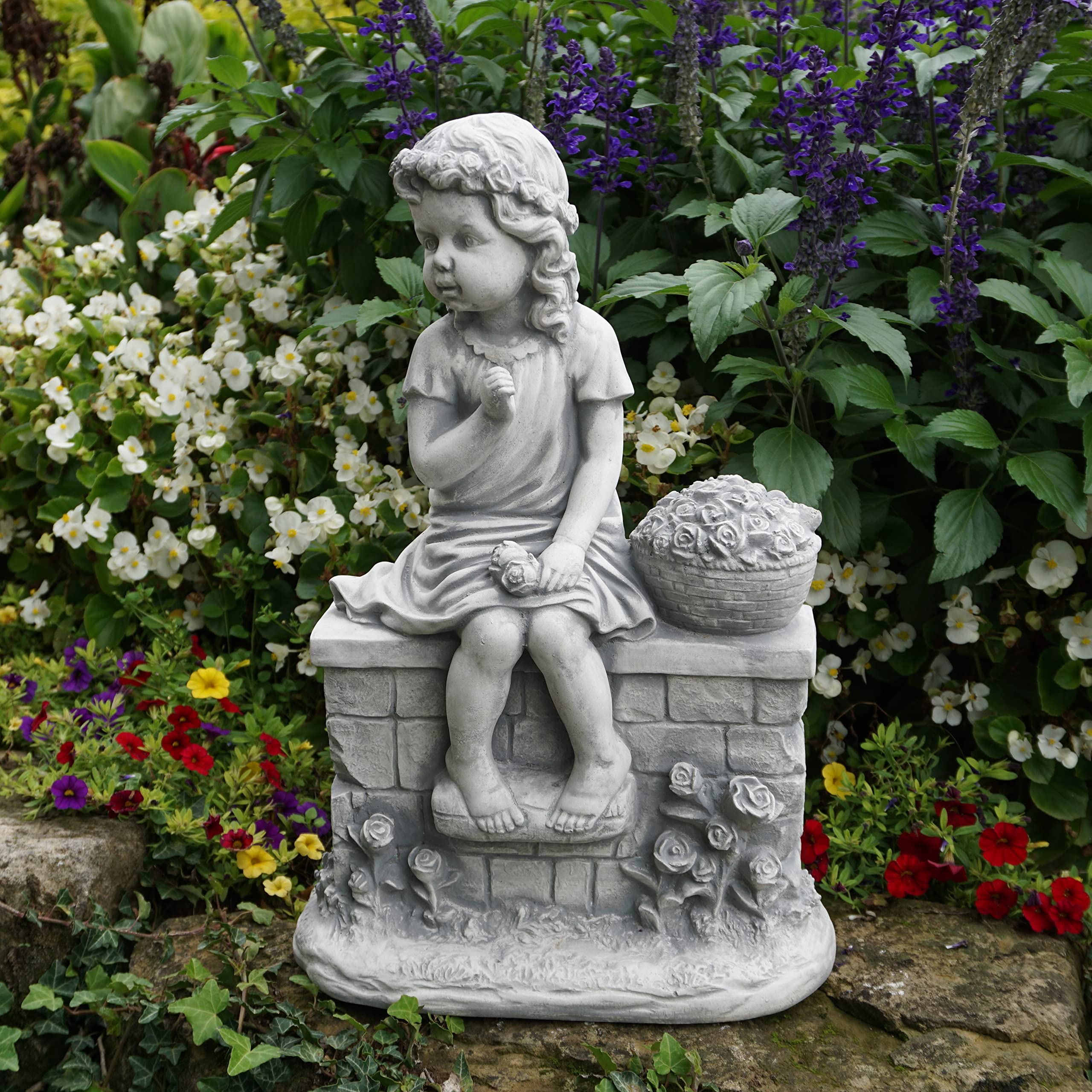 gartendekoparadies.de Mädchen Figur auf der Mauer, Steinfigur H. 49 cm, 18 kg, Grau, frostsicher aus Steinguss für Außenbereich