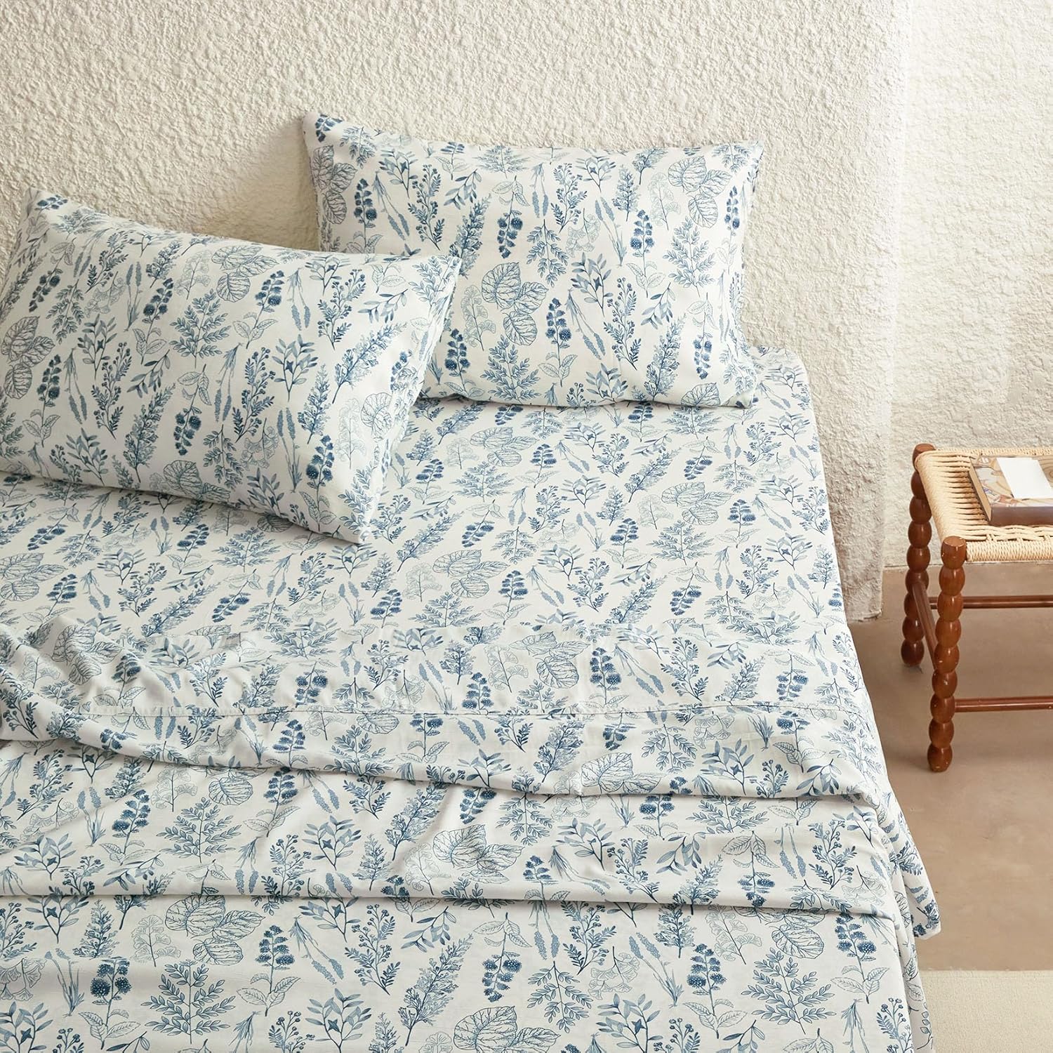 Wake In Cloud - Botanical Bed Sheets, 4-Piece Sheet Set, Floral Shabby Chic Leaves Pattern Printed Coquette Vintage Aesthetic Bedding, Deep Pocket, Ivory Blue, Queen Size