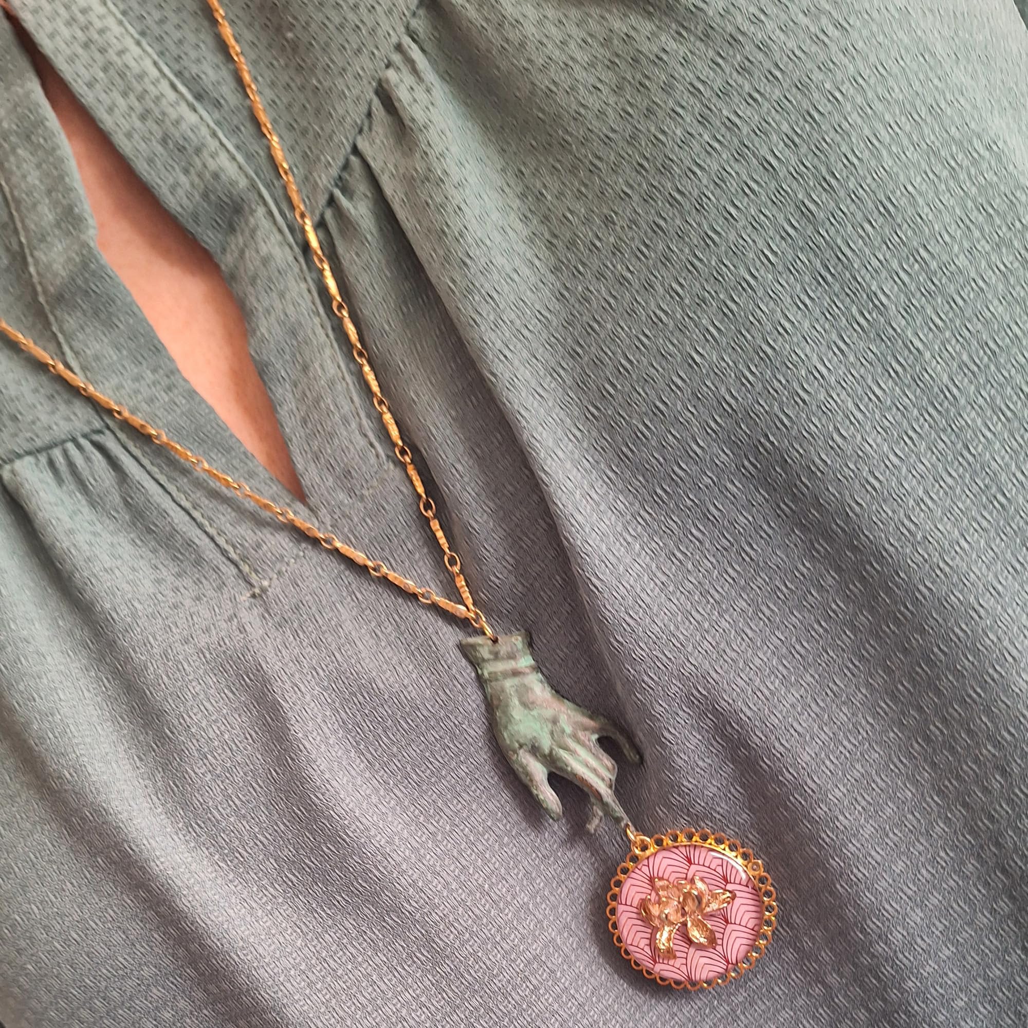 Collana lunga con catene in ottone dorato, pendente fiore in resina, pezzo unico