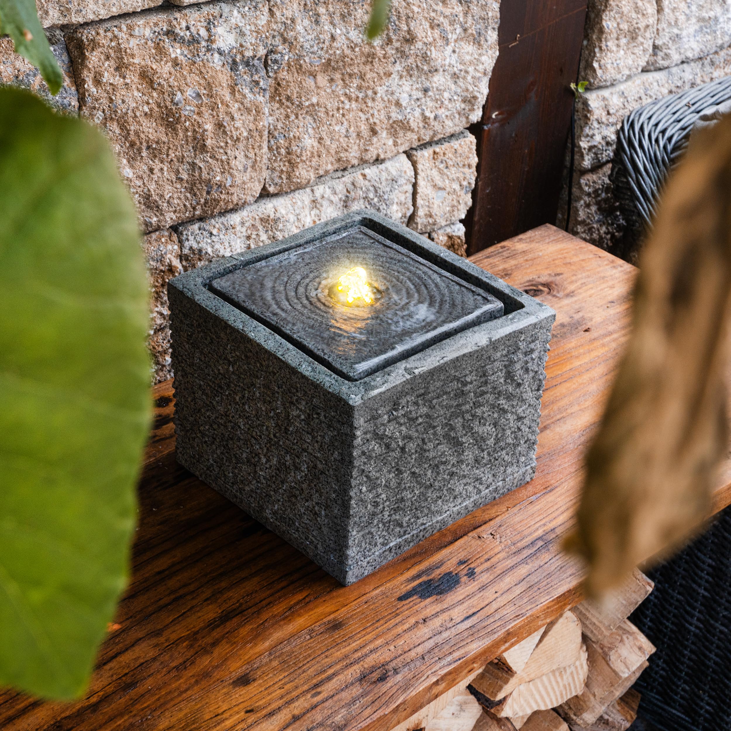 esotec Springbrunnen Designbrunnen Silent mit LED Beleuchtung, USB-Ladung, Timer, Solarmodul, Akku, LED-Licht warmweiß, 5m Kabel, Erdspieß und Wandhalterung 101372