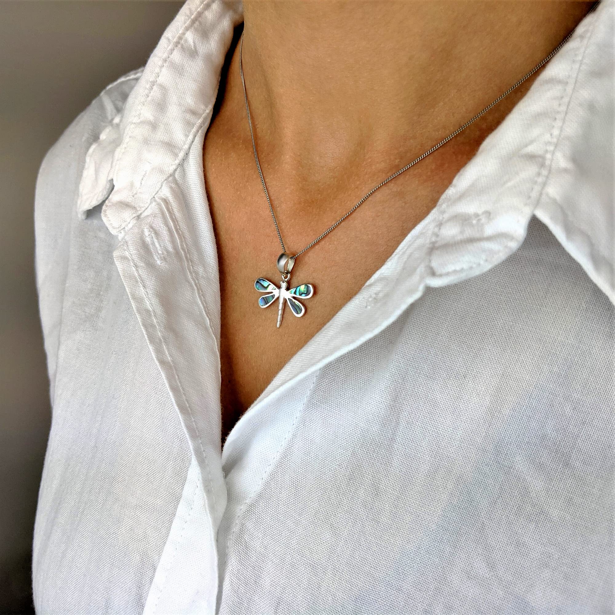 Silverly Großer Libellenanhänger aus 925er Sterlingsilber mit Abalone-Inlay | Farbwechselnde Paua-Muschelkette für Damen | Farbenfroher Insektenschmuck | Boho-Design im Natur-Stil