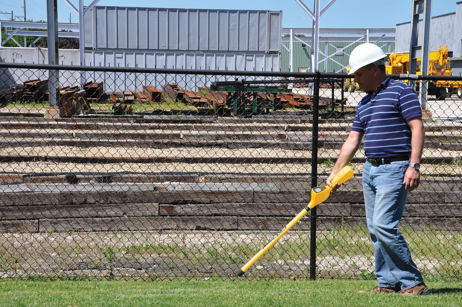 BOSCH CST/Berger 19-200SC MagnaTrak 200 Series Magnetic Locator with LCD Screen, Power Line Indication, Sensitivity & Volume Controls - Detects Ferrous Metals (Pins, Pipes, Tanks) Underground