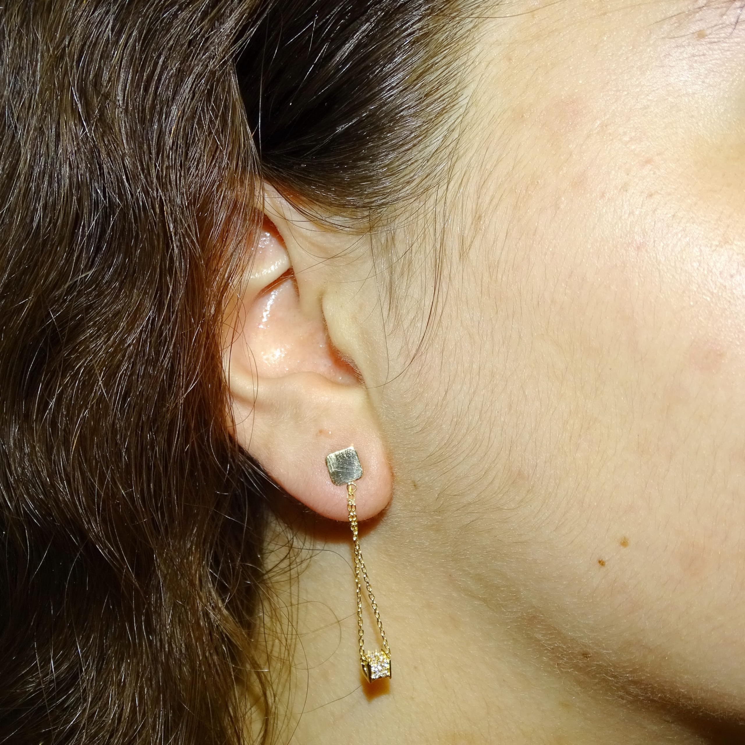Pendientes largos de oro amarillo de 18k y circonitas para mujer. Largos 3.80cm. Cierre presión. Peso; 1.40gr