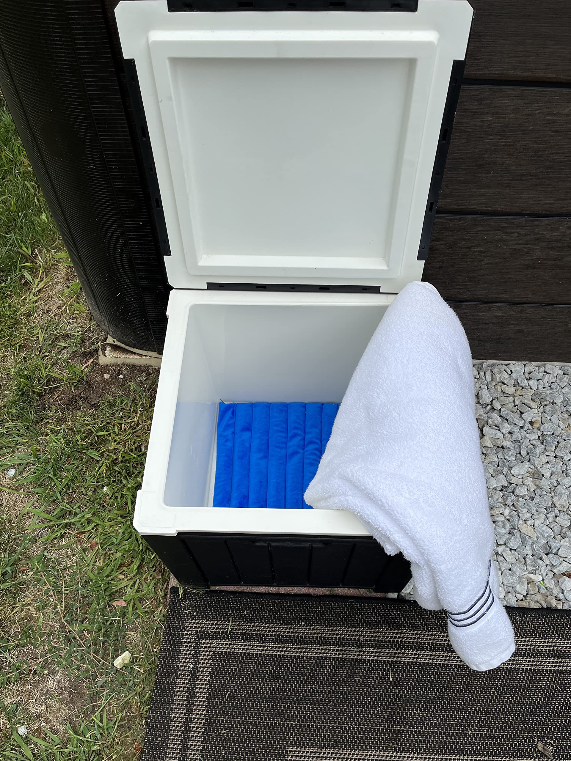 Amazon.com: Hot Tub Towel and Robe Warmer/Cooler/Deck Box with Microwavable  Heat Pad - Weather-Resistant, Large Capacity for Outdoor Hot Tub Pool or Spa  (Black) : Patio, Lawn u0026 Garden