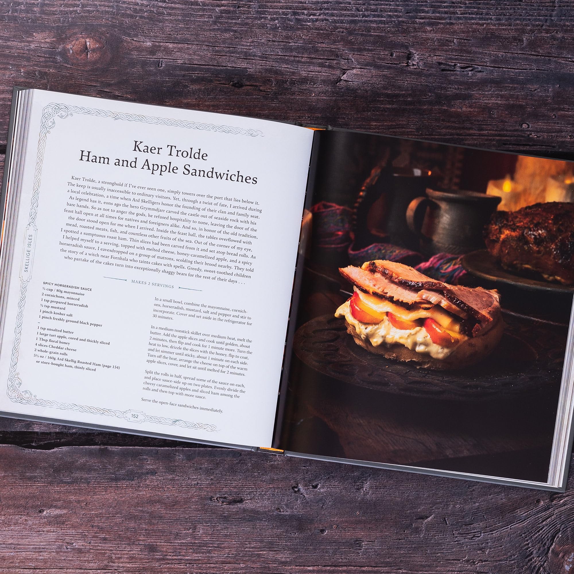 The Witcher Official Cookbook: 80 mouth-watering recipes from across The Continent, versione inglese: provisions, fare and culinary tales from travels across the continent