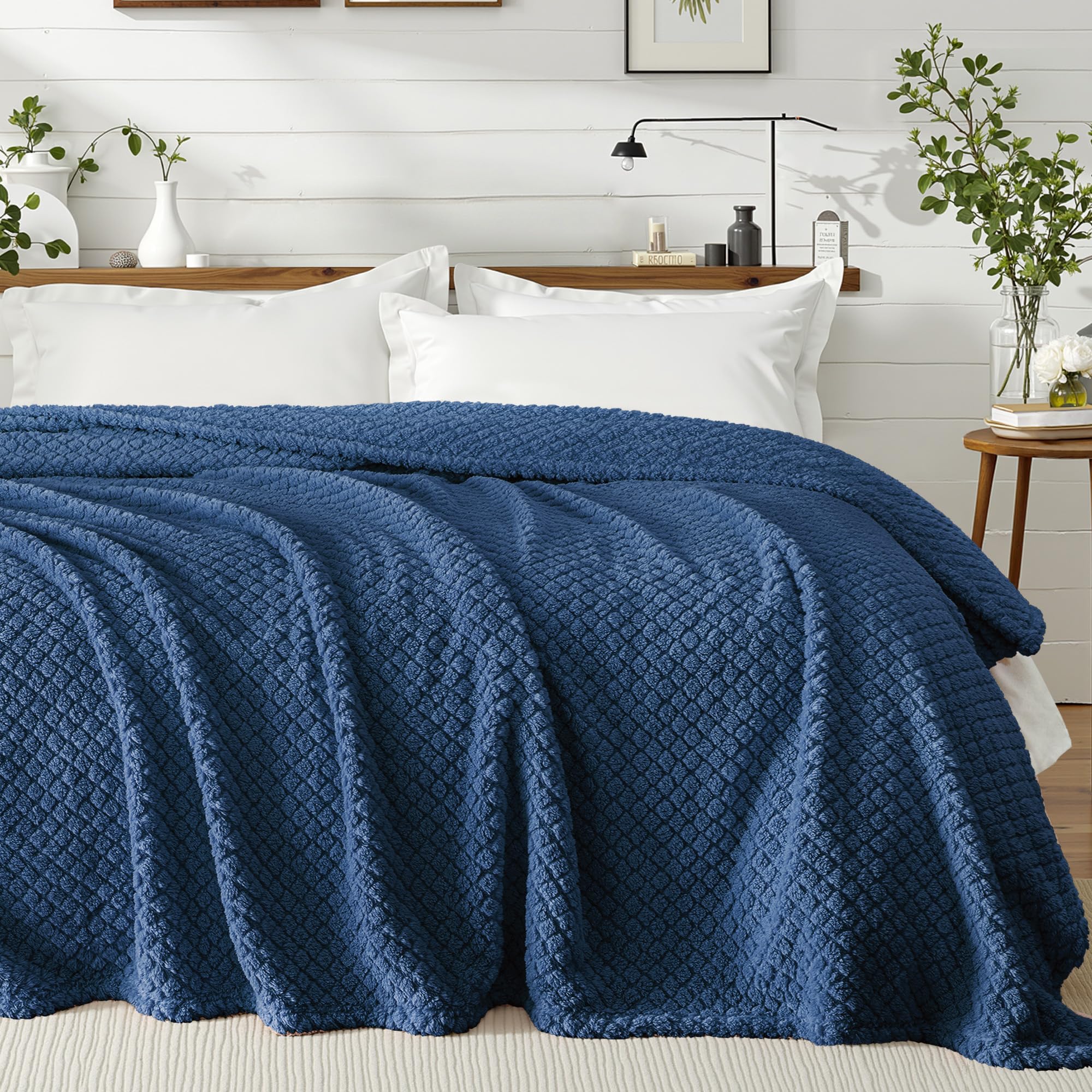 Exclusivo Mezcla King Size Flannel Fleece Blanket, Super Soft Jacquard Bed Blanket, Lightweight Fuzzy Warm for All Seasons, 230x265 CM, Navy Blue