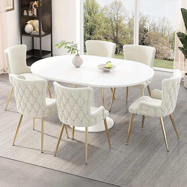 Mesa de comedor ovalada blanca con sillas tapizadas beige
