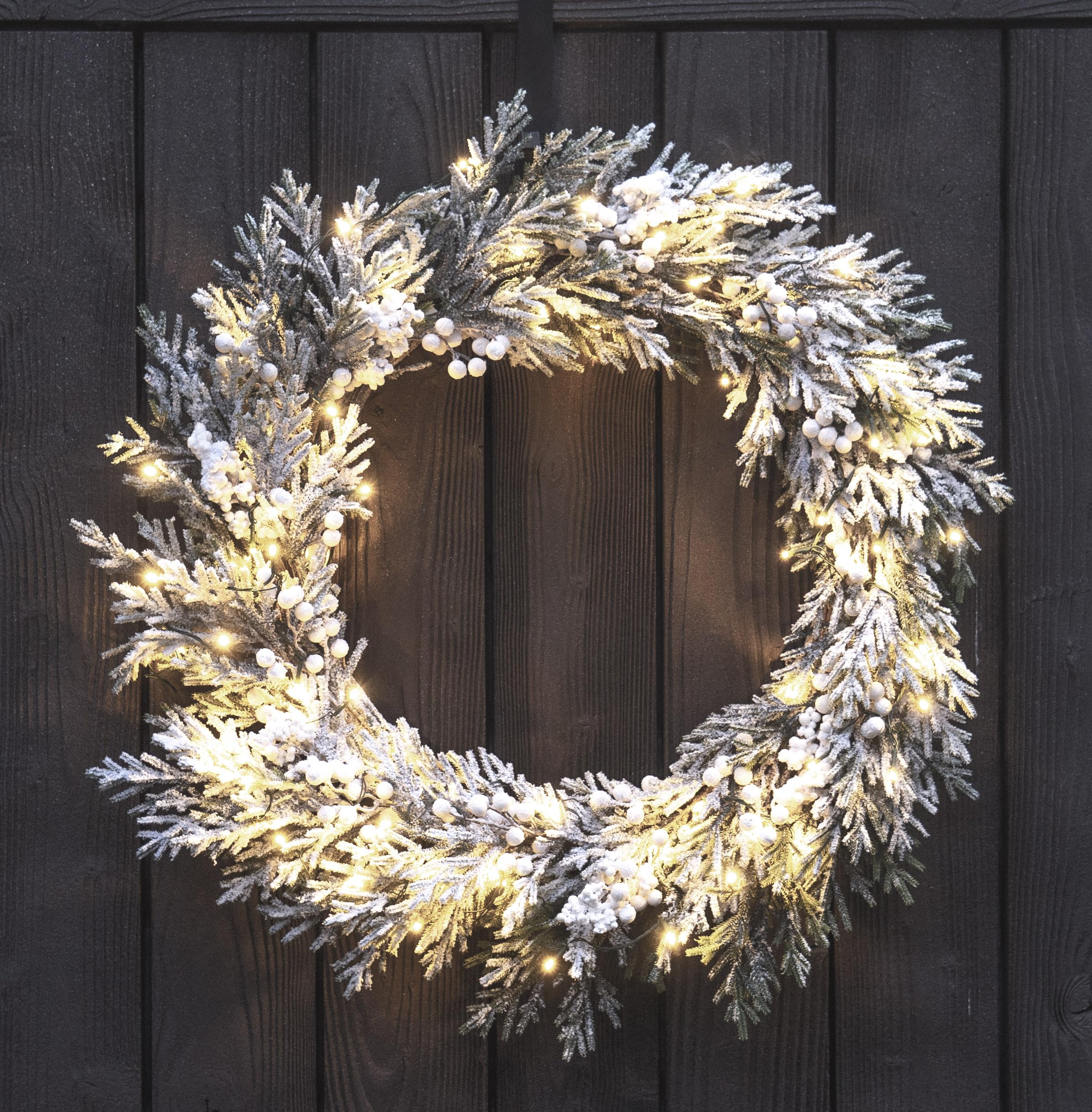 Red Co. Corona de Navidad artificial decorativa con luces nevadas de 30 pulgadas con bayas blancas, luces LED que funcionan con pilas y temporizador