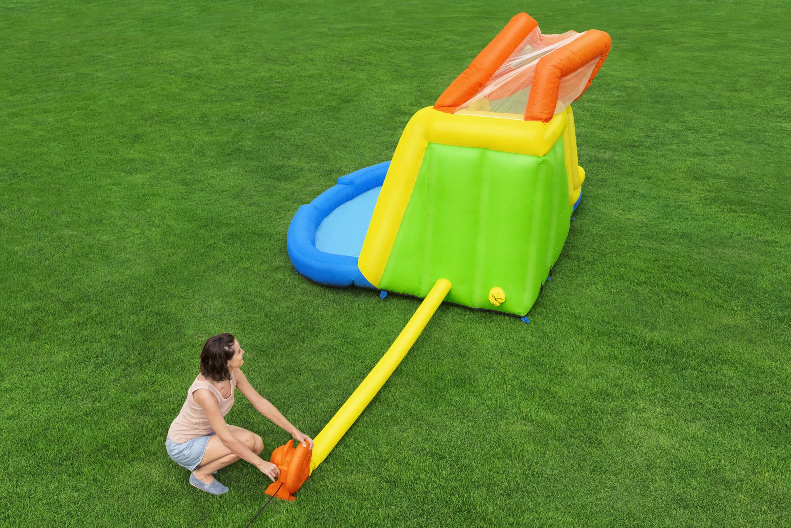 Bestway H2OGO! Mega-Wasserpark Wasserberg, 435 x 286 x 267 cm, für 5 Kinder, Rutsche, Kletterwand, Wasserkanone, Dauergebläse, PVC-beschichtetes Polyester, ab 5 Jahren, Tasche, Reparatur-Set