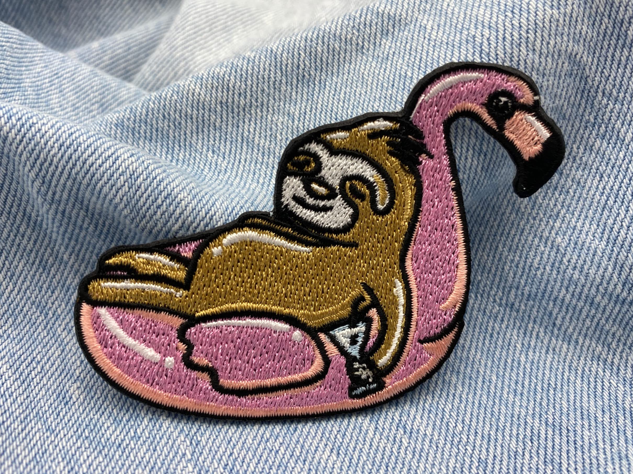 Finally Home Luiaard In Flamingo Zwemring Strijkpatch – Dierenpatches Voor Kleding En Accessoires