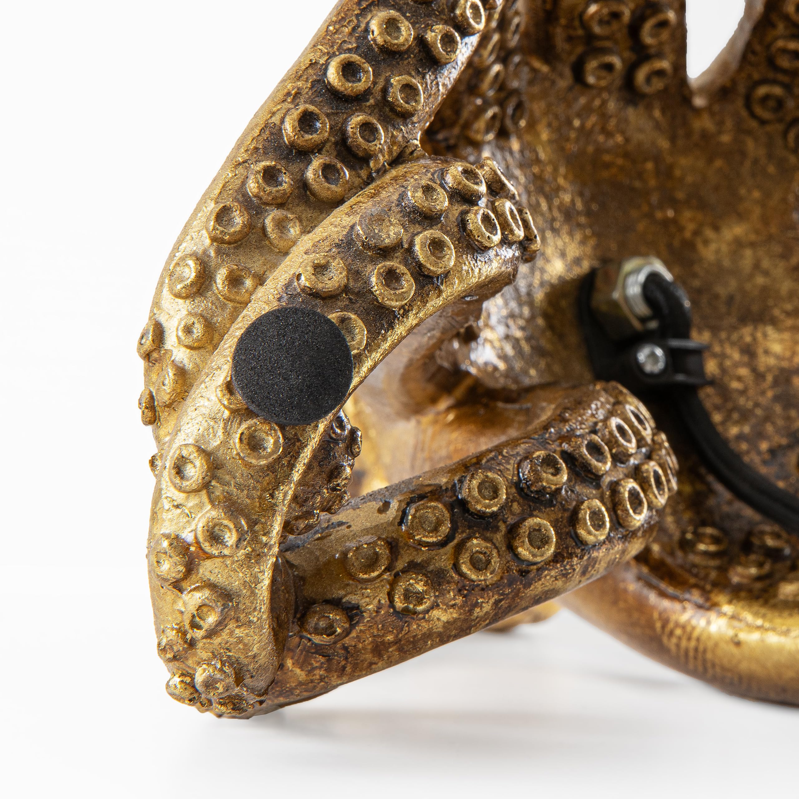 Tischleuchte Otto Octopus in Gold von Werner Voß – Exquisite Tierleuchte | Harrison Interiors Tischleuchte Otto Octopus in Gold von Werner Voß – Exquisite Tierleuchte | Harrison Interiors