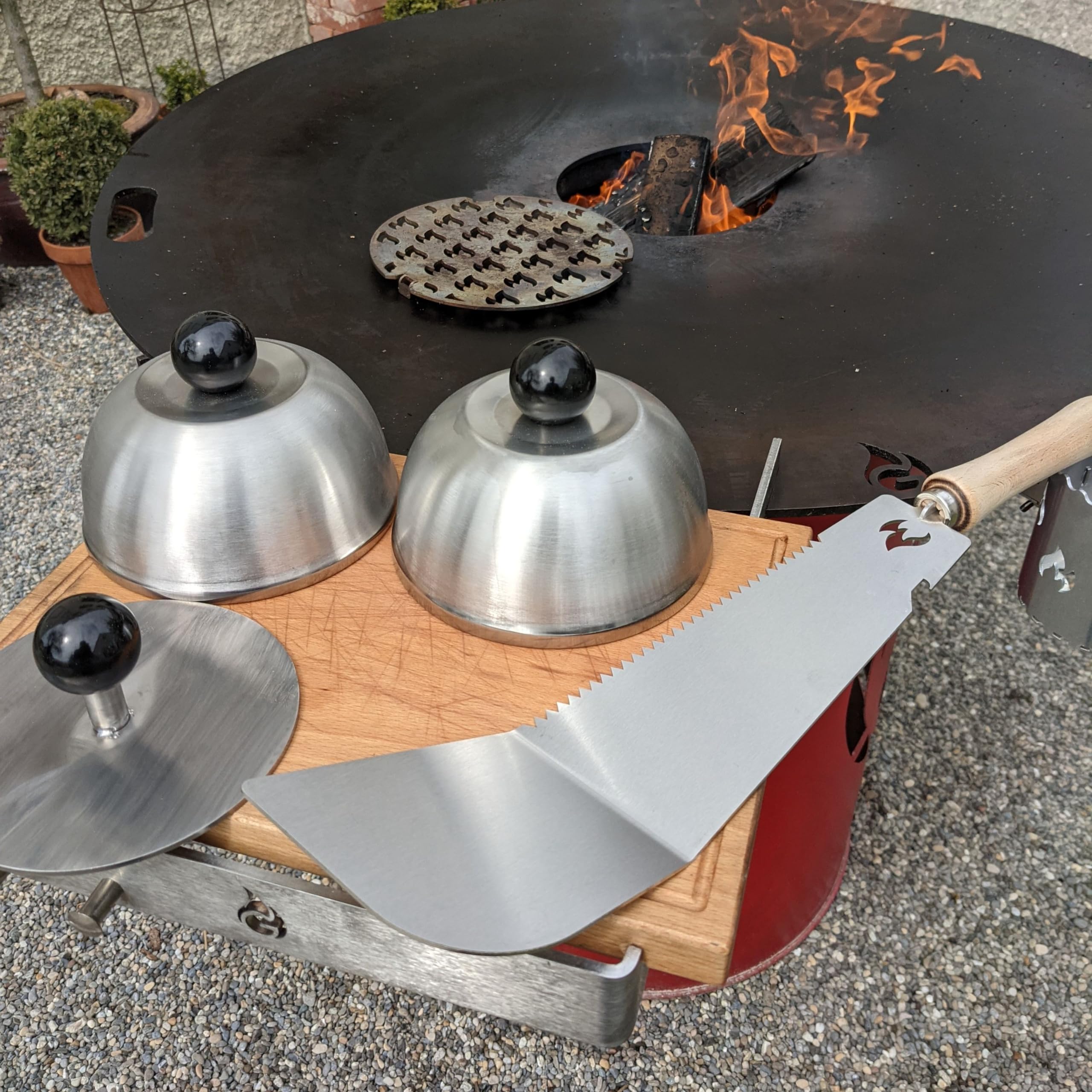 Grillrost.com Das Original Burger Set für perfekte Burger von Feuerplatte und Plancha - 1 Smasher | 1 Grillmachete | 2 Burgerglocken