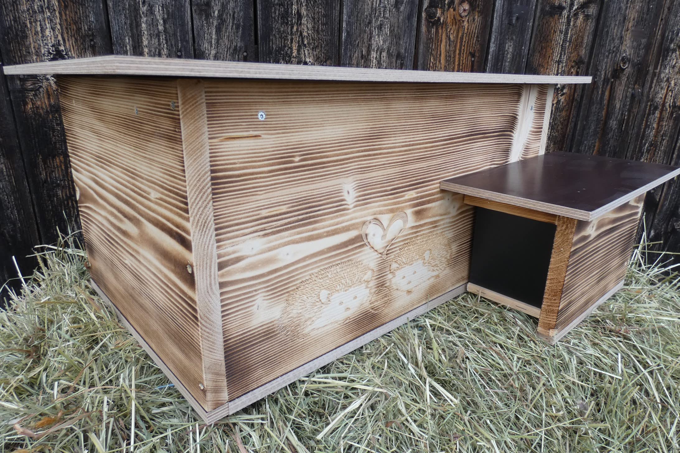 Premium XXL Igelhaus edel Geflammt ohne Boden 62cm x 50cm x 29cm Igelhotel 20mm Vollholz Winterfest Kein Bausatz:ausgelagerter Labyrintheingang,Rattenklappe, Herstellung in Niederbayern