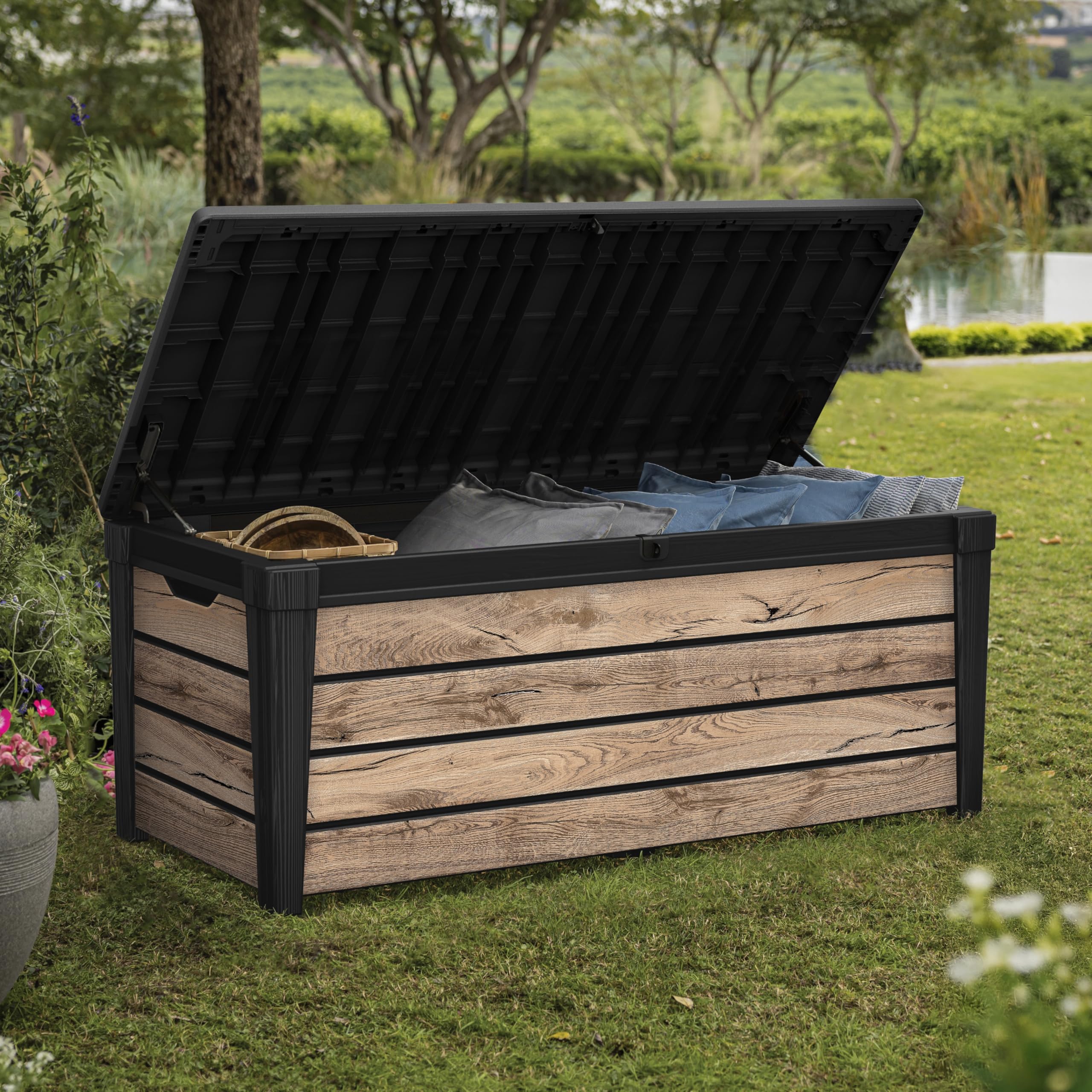 Koll Living Gartenbox Brightwood | 454 Liter, Holzoptik Pinie | Deckel mit Gasdruckfedern, bis 300 kg belastbar | wetterfest, wasserdicht, UV-resistent | Auflagenbox Kissenbox aus Kunststoff