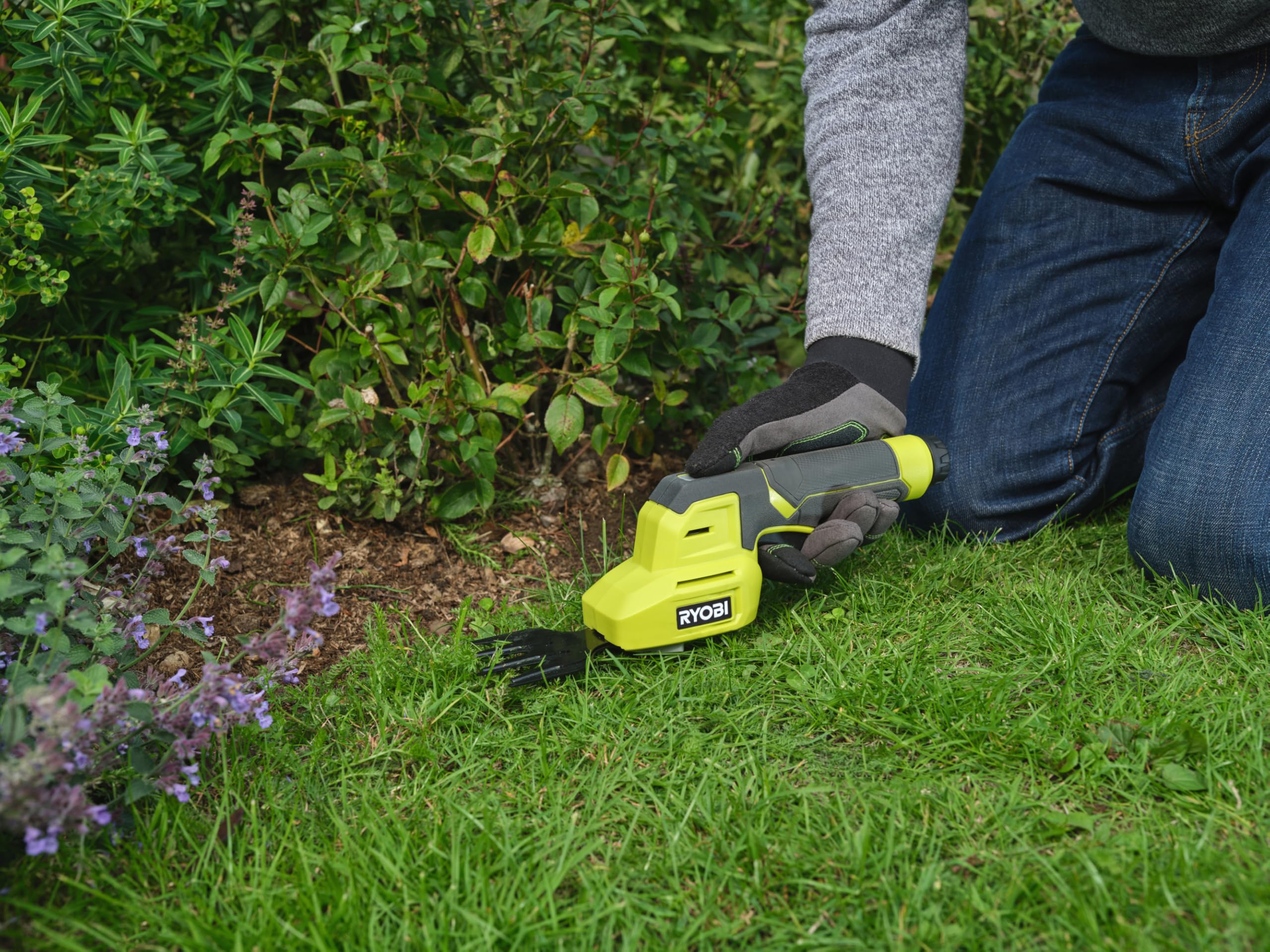 RYOBI 4 V Akku-Gras- & Strauchschere RY4CGSA-120, inkl. 2,0 Ah Akku und Ladekabel USB-C