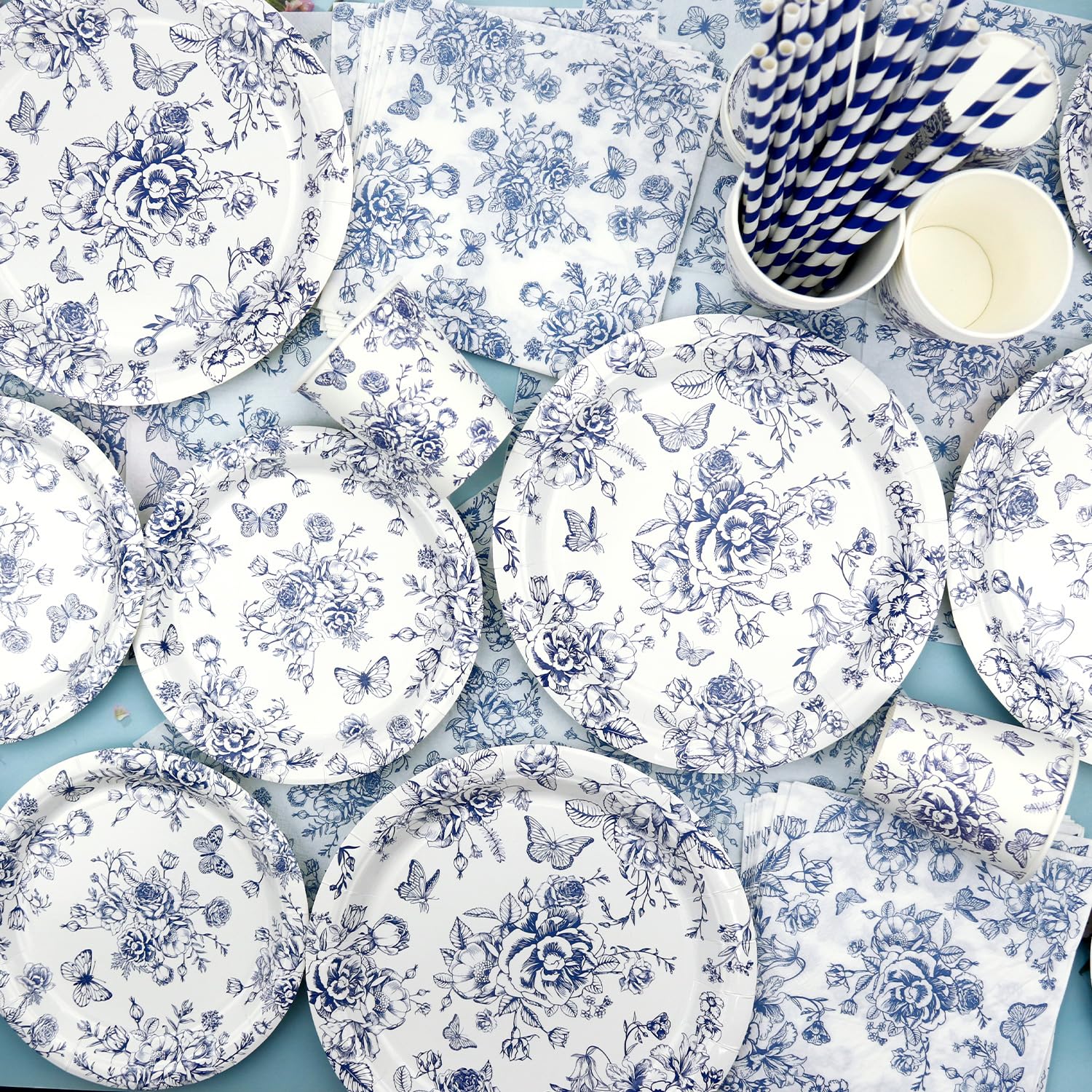 Décoration de fête florale bleue et blanche avec assiettes, gobelets, serviettes, nappes, pailles, pour anniversaire, mariage, chinoiserie pour 20 personnes