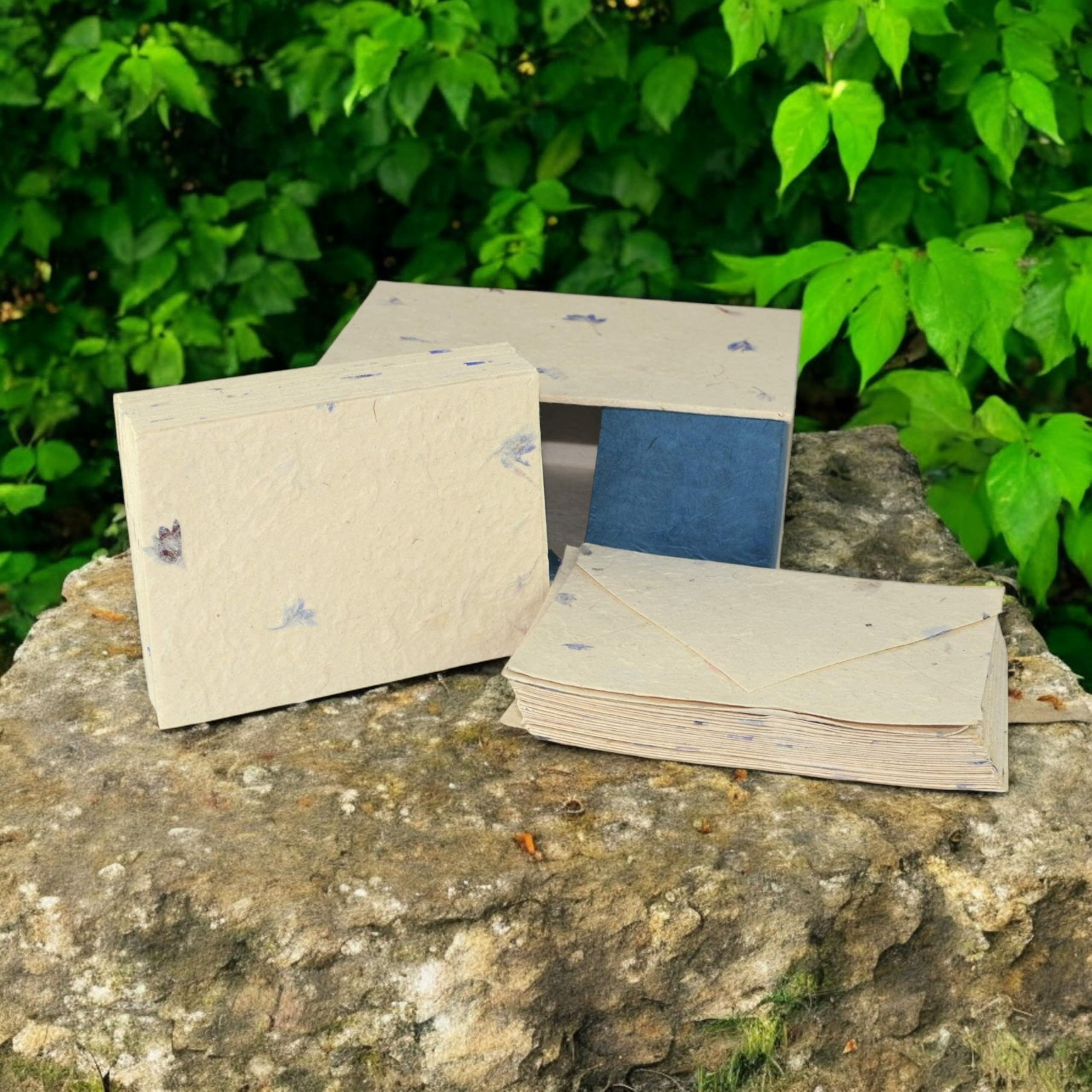 Kathmandu Valley Co. Nepali Cherish Grußkarte & Umschlag Deluxe Box Set mit handgemachtem Lokta-Papier aus Nepal, 25 Karten (Kornblume)