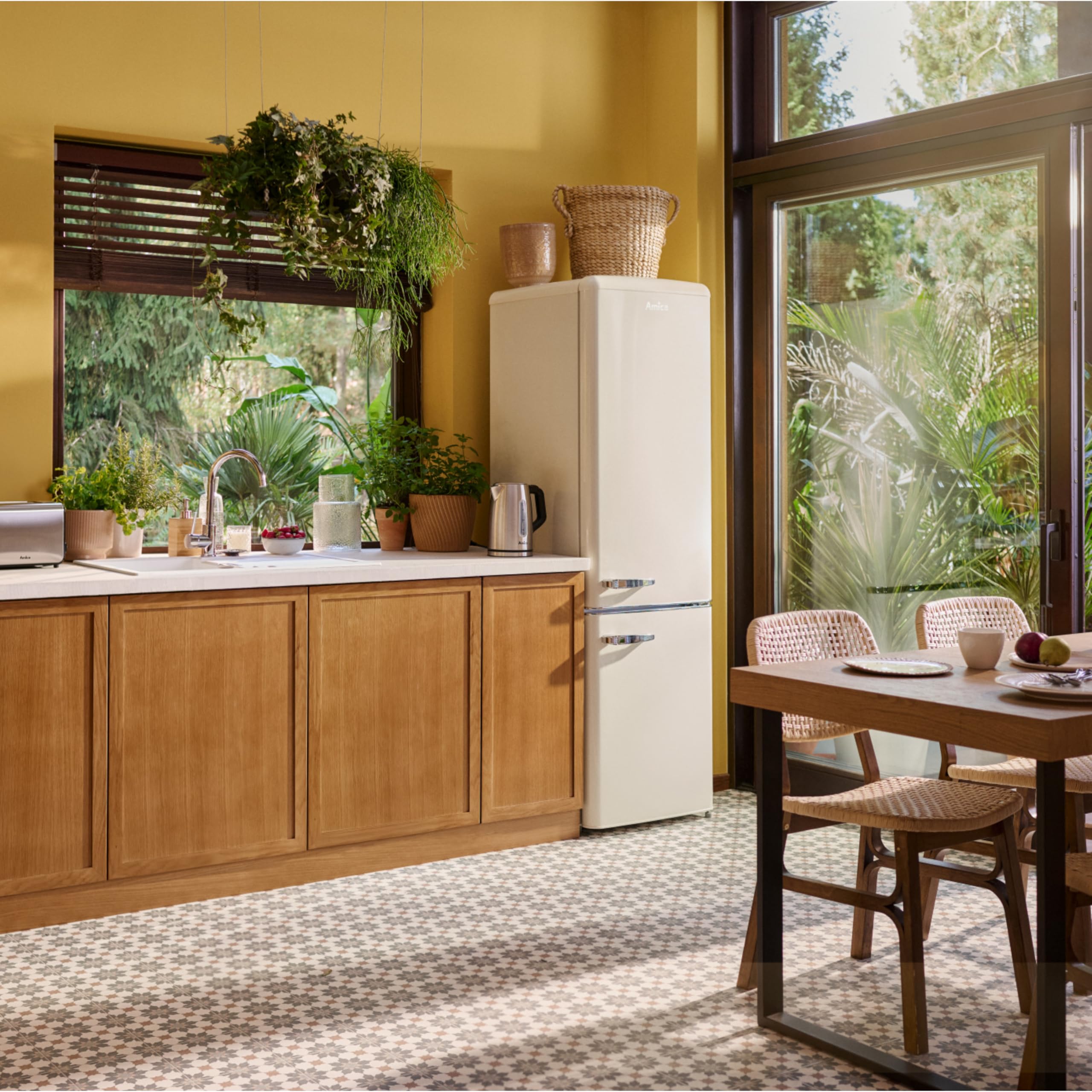 Amica KGCR 387 100 B Retro Kühl-/Gefrierkombination / Coffee Cream (Beige) / 181cm (H) x 55cm (B) x 62cm (T) / Retro-Design / Kühlschrank mit Gefrierfach – Bild 8