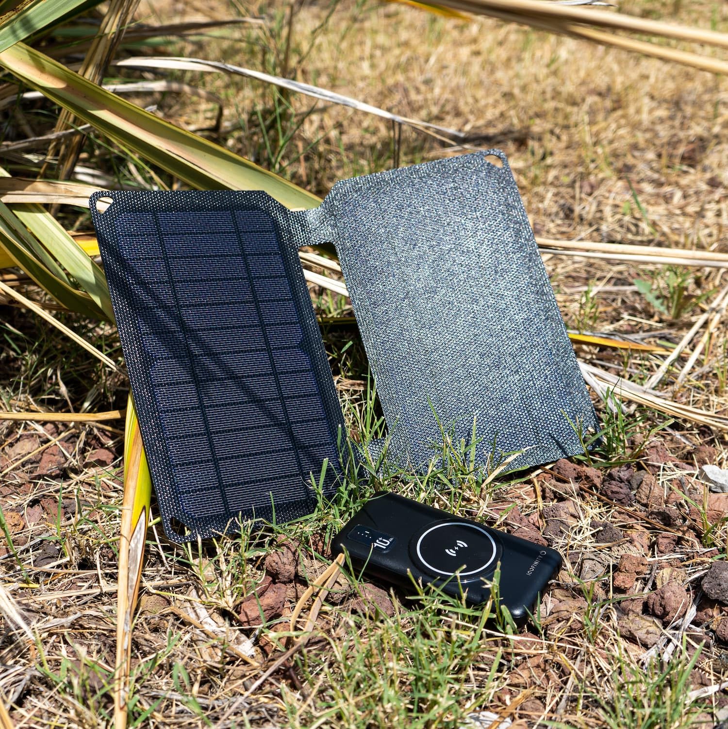 Nomadyczna składana ładowarka solarna z 1 portem USB 10W i zewnętrzną baterią 10 000 mAh z wbudowanym kablem (USB-C, Lighning, Micro USB)