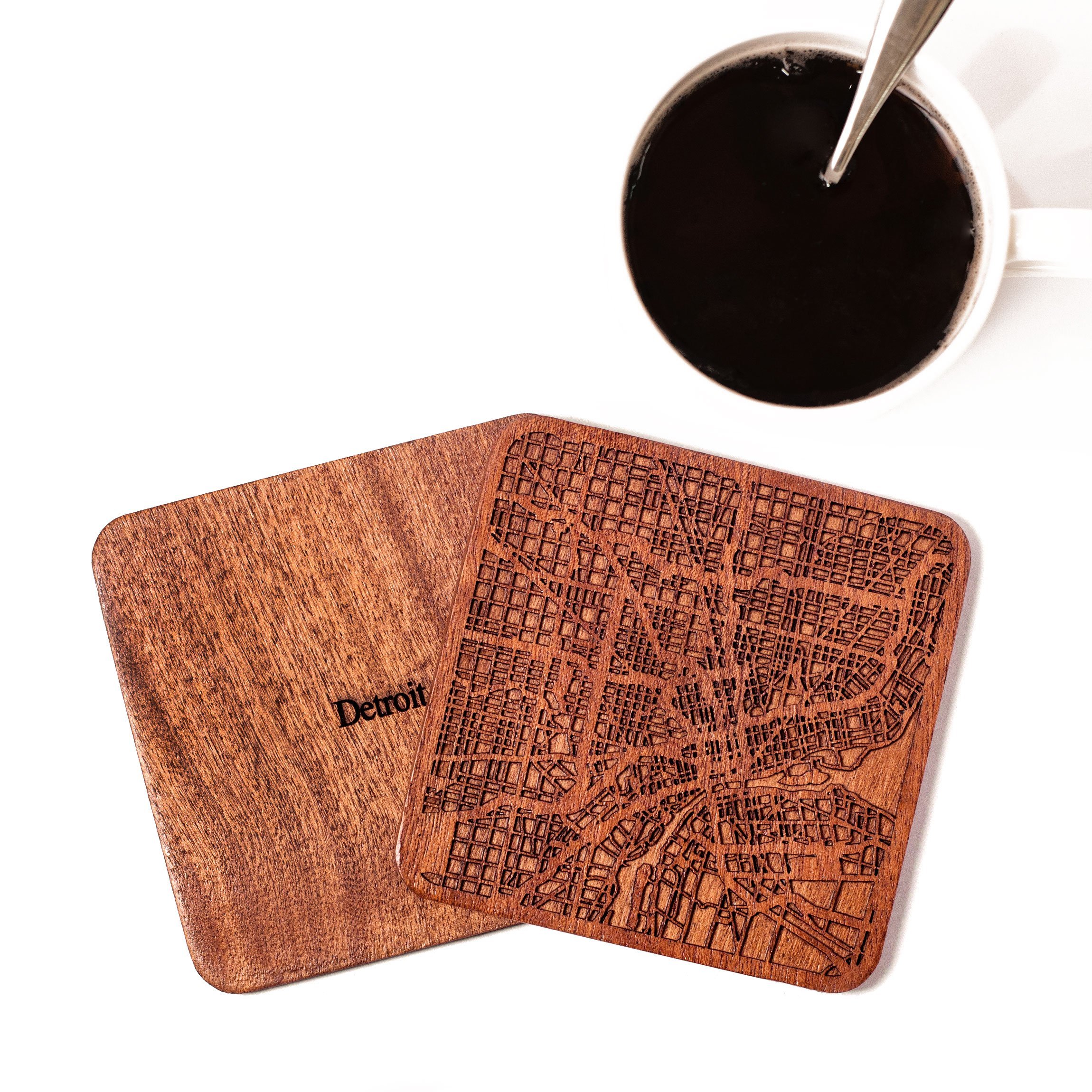 Posavasos con mapa de ciudad, combinación de ciudades opcional. Posavasos con diseño de mapa de ciudad en madera de sapelli.