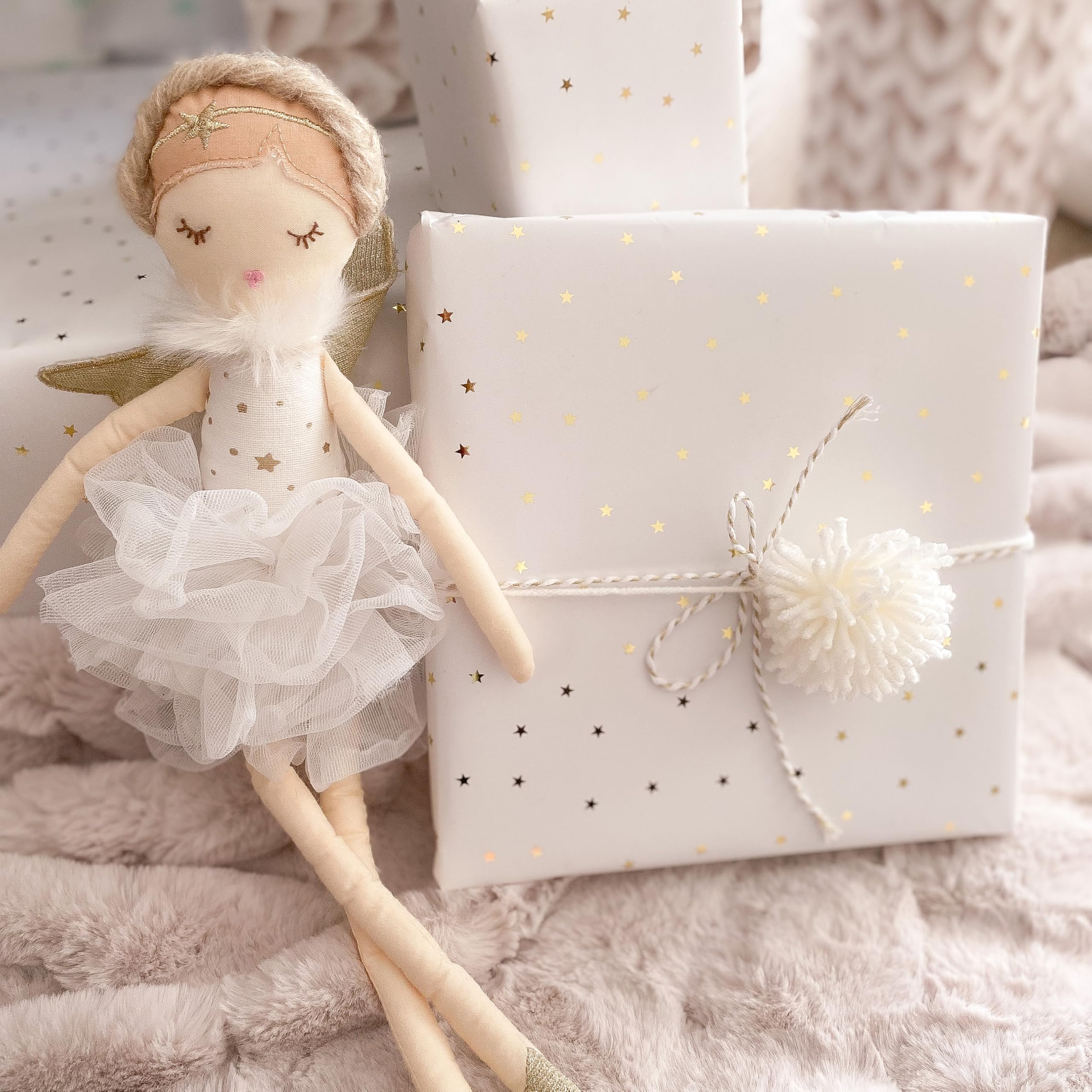 MON AMI Adele Kleine Stoffpuppe mit weißem Winkel, 38,1 cm, weiche und kuschelige Plüschpuppe, Verwendung als Spielzeug oder Raumdekoration, tolles Geschenk für Kinder oder Sammler