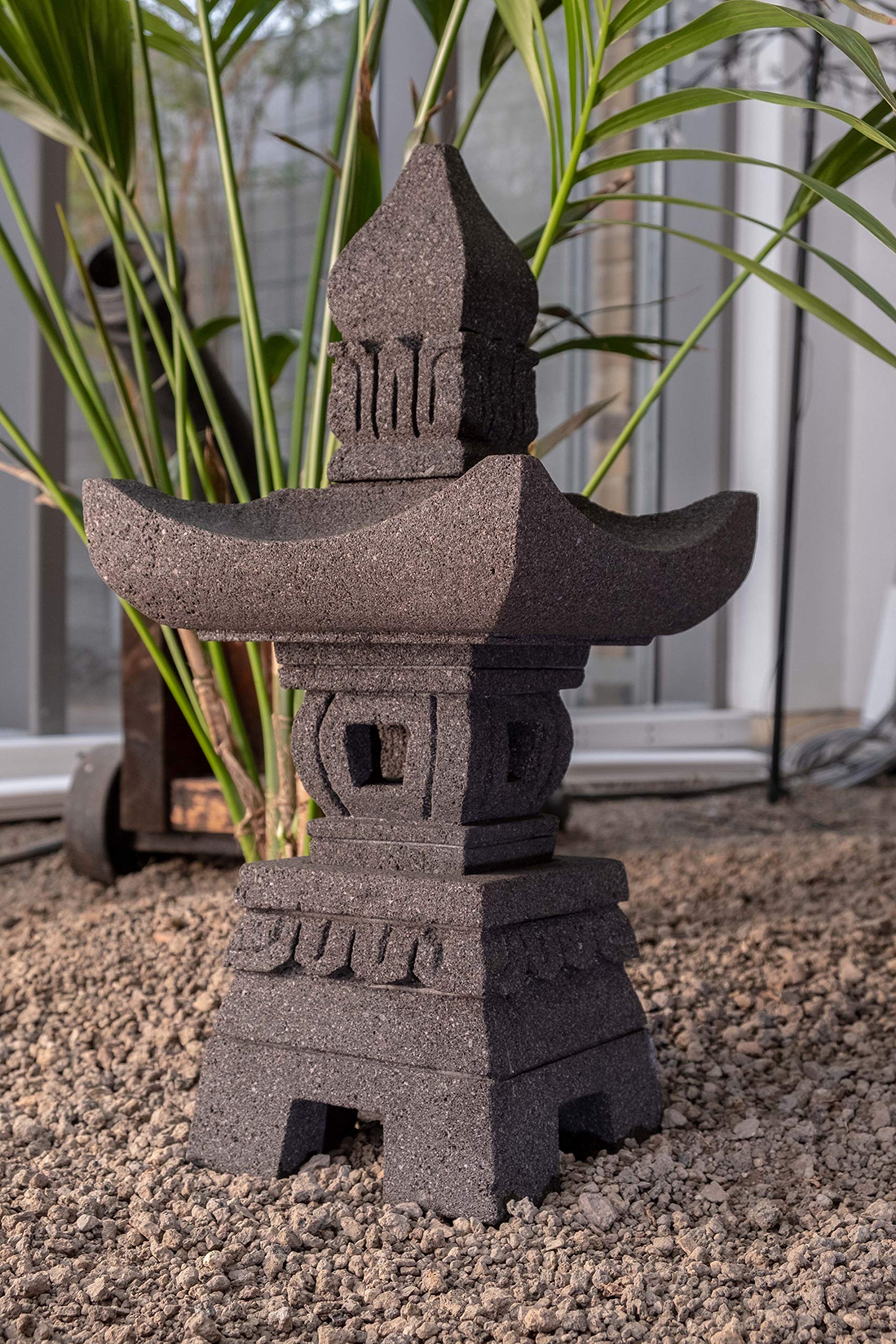 IDYL Sculpture en pierre de lave Pagoda Hauteur : 55 cm Fabriquée à la main Sculpture de jardin élégante en pierre naturelle Décoration de jardin asiatique Convient pour bougie chauffeplat