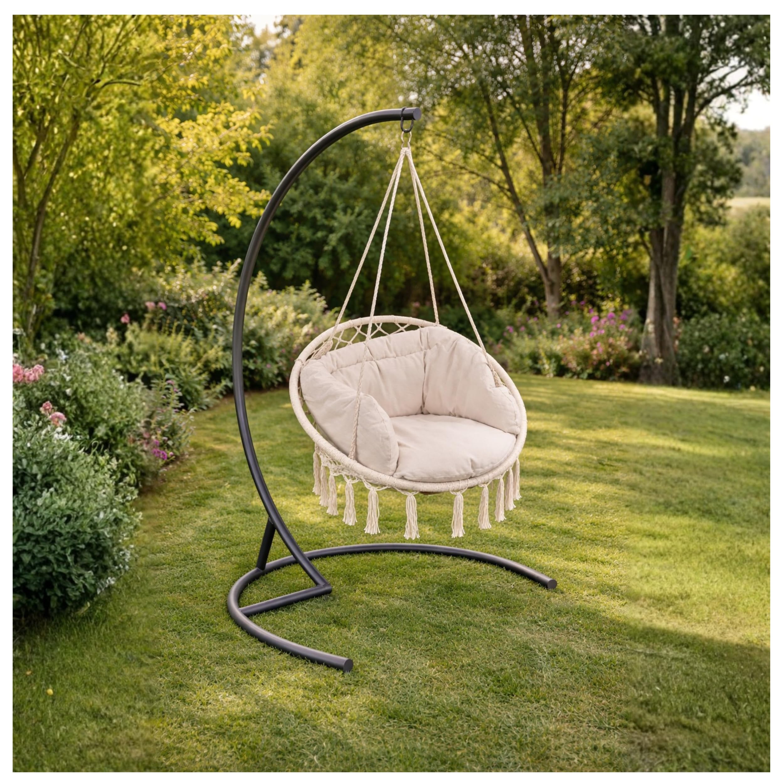 Deccart Makramee Hängesessel mit Kissen - Runder Hängestuhl aus Baumwolle - Boho Hängesitz Beige - stabile Metallringe, hängender Sessel für Wohnzimmer, Balkon, Garten, Kinderzimmer