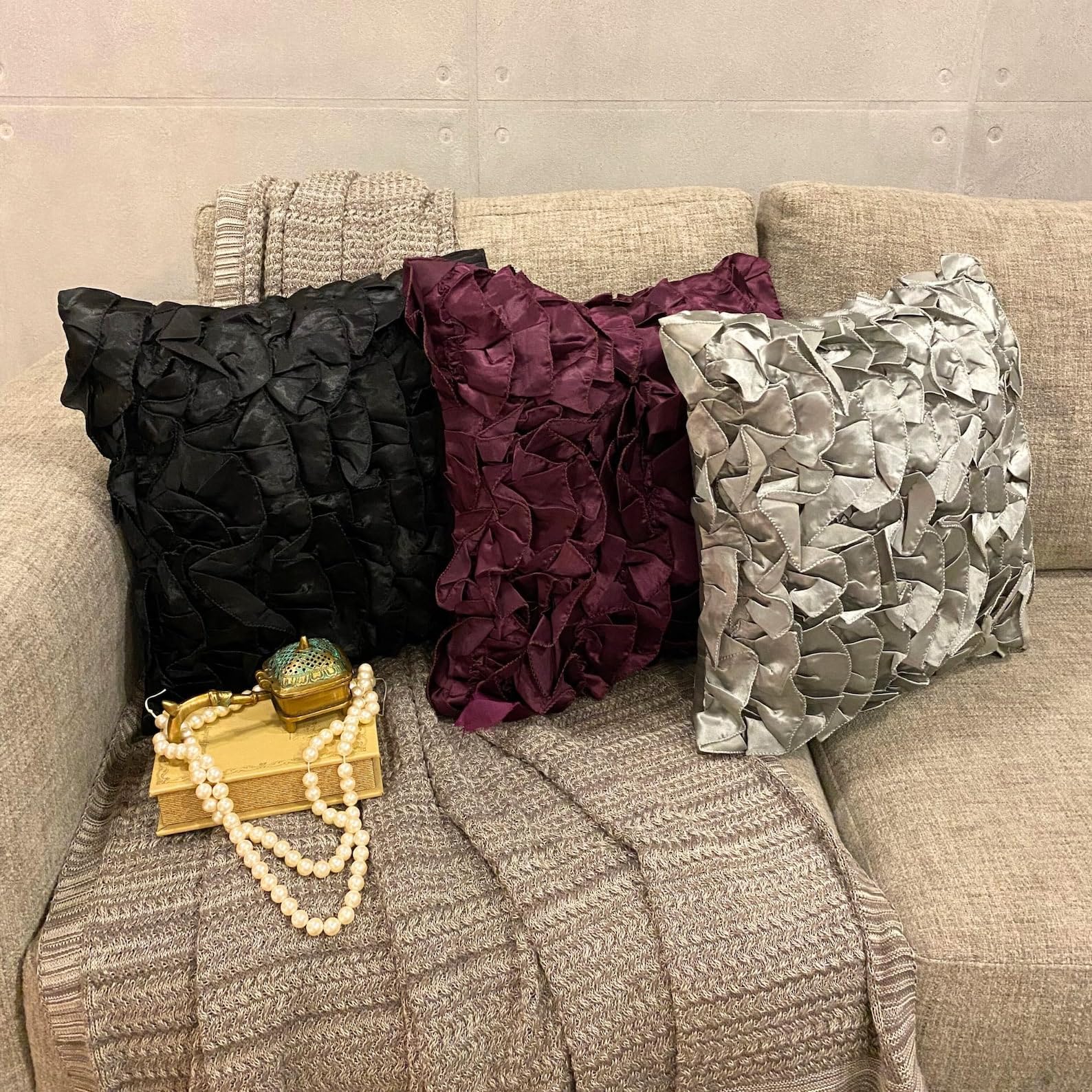 The HomeCentric Grigio 30x65 cm Raso Lombare Federa per Cuscino, Grigio Lombare Fodera per Cuscino, Lombare Federa Cuscino - Vintage Gray Ruffles